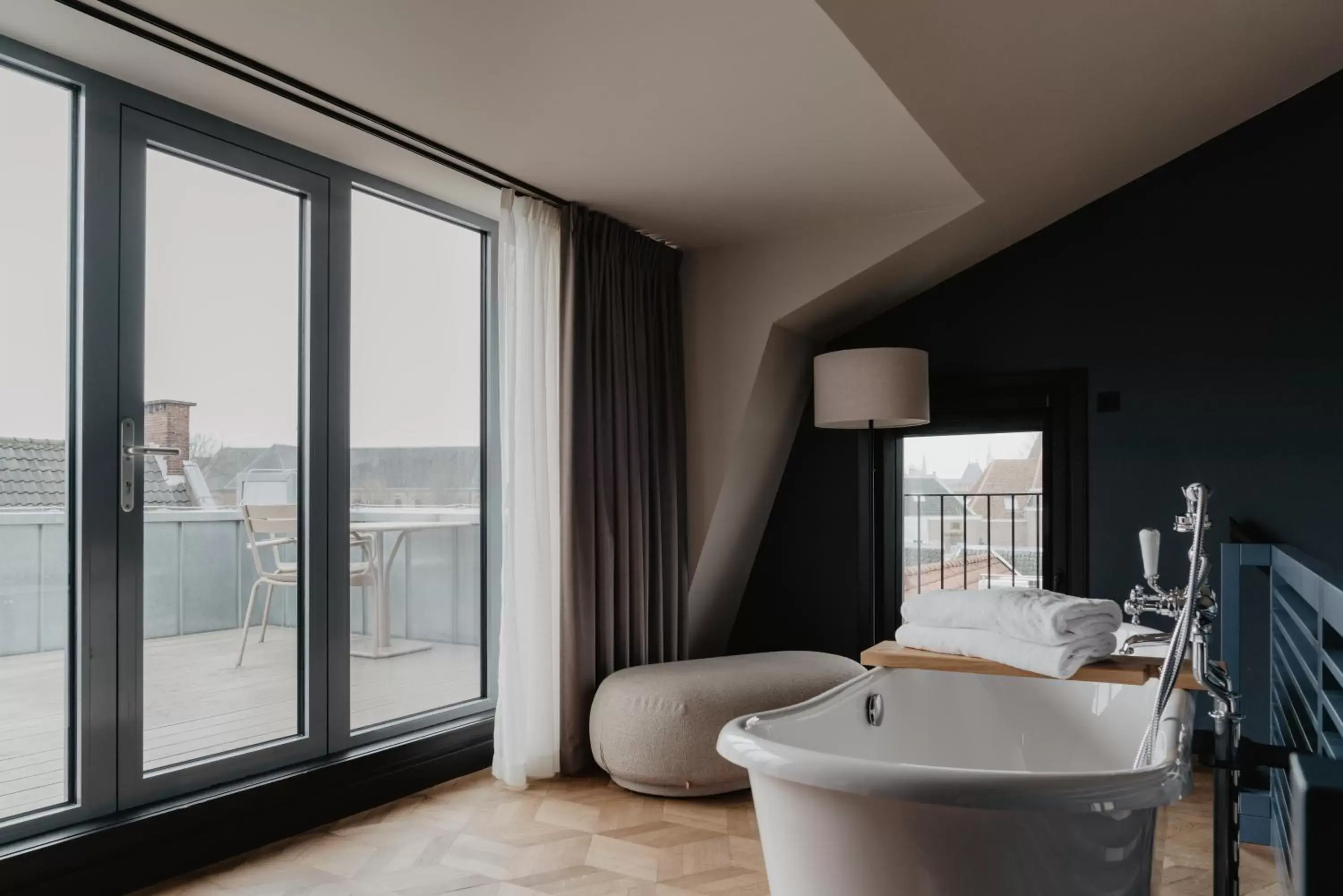Balcony/Terrace, Bathroom in The Nox Hotel