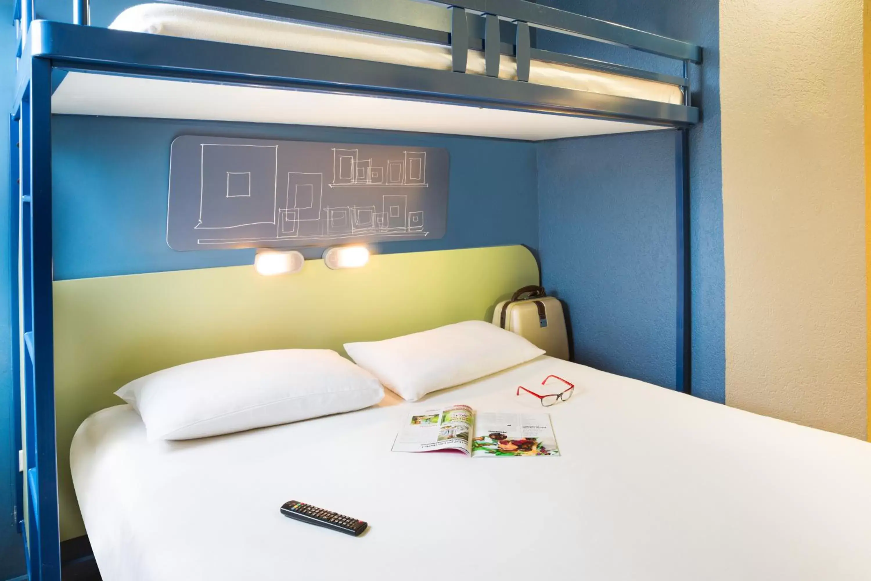 Bedroom, Bed in ibis budget Thonon Les Bains