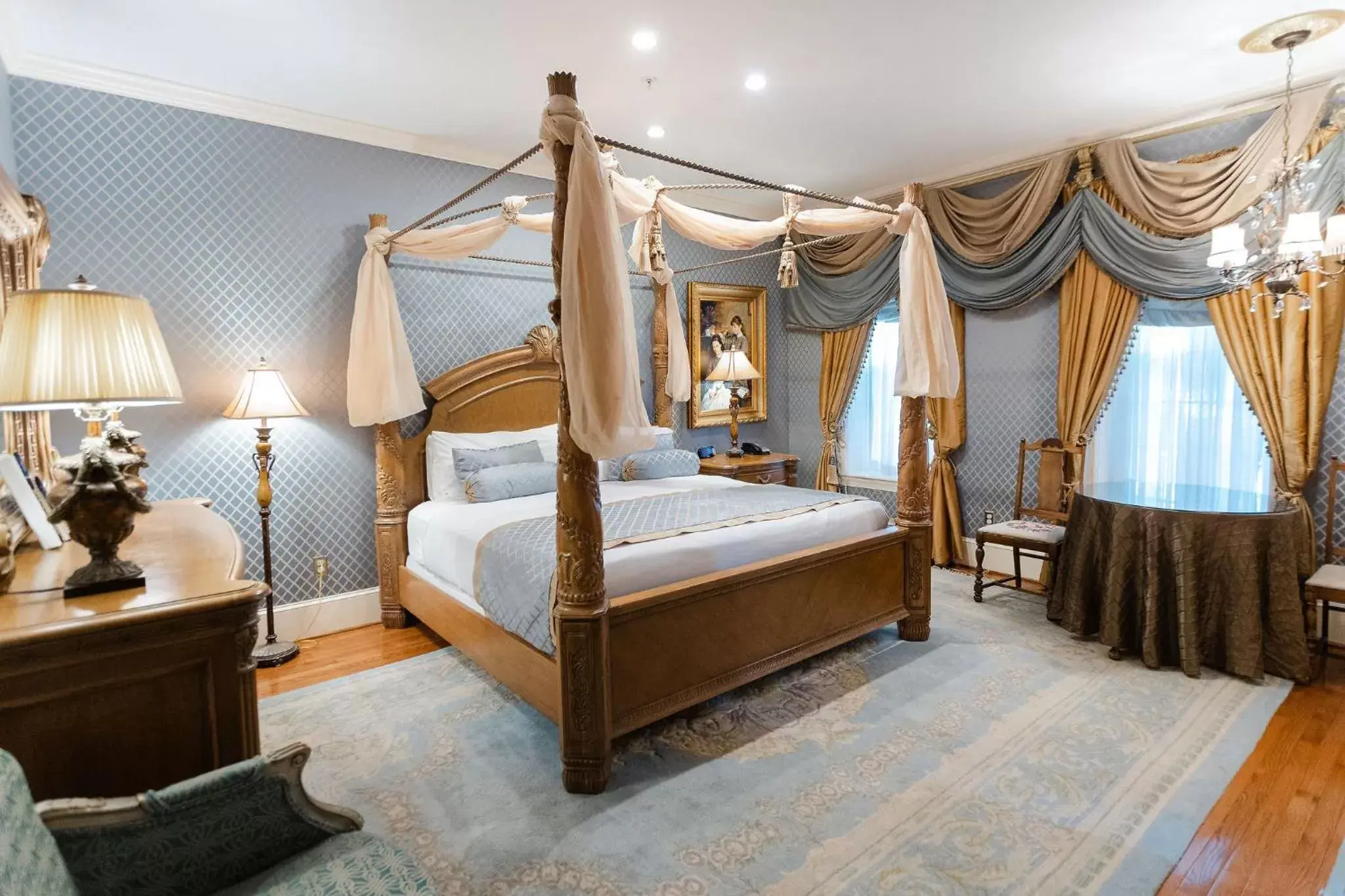 Patriot's Room 102 in 1840s Carrollton Inn Patriot's Room 102 in 1840s Carrollton Inn