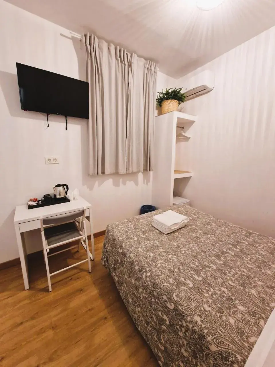 TV and multimedia, Bed in Hostal Comercial