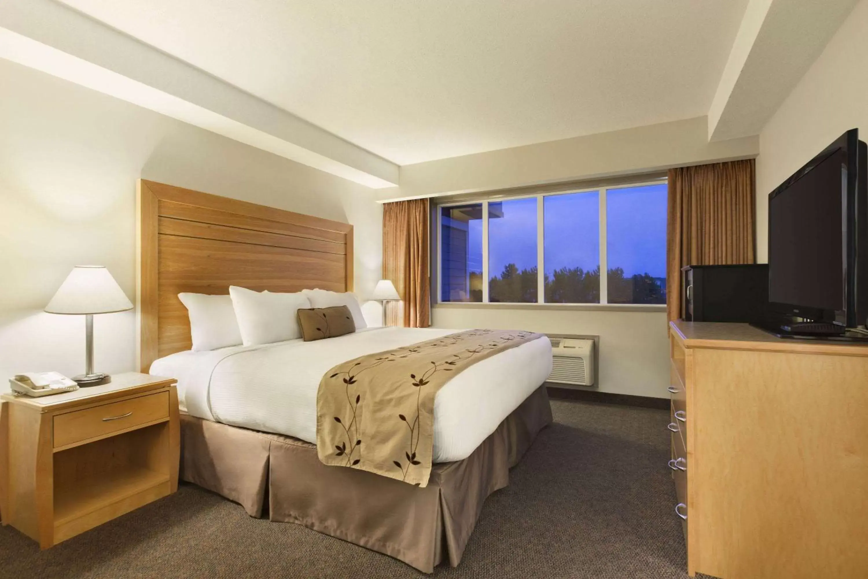 Bed in Days Inn by Wyndham Victoria Airport Sidney
