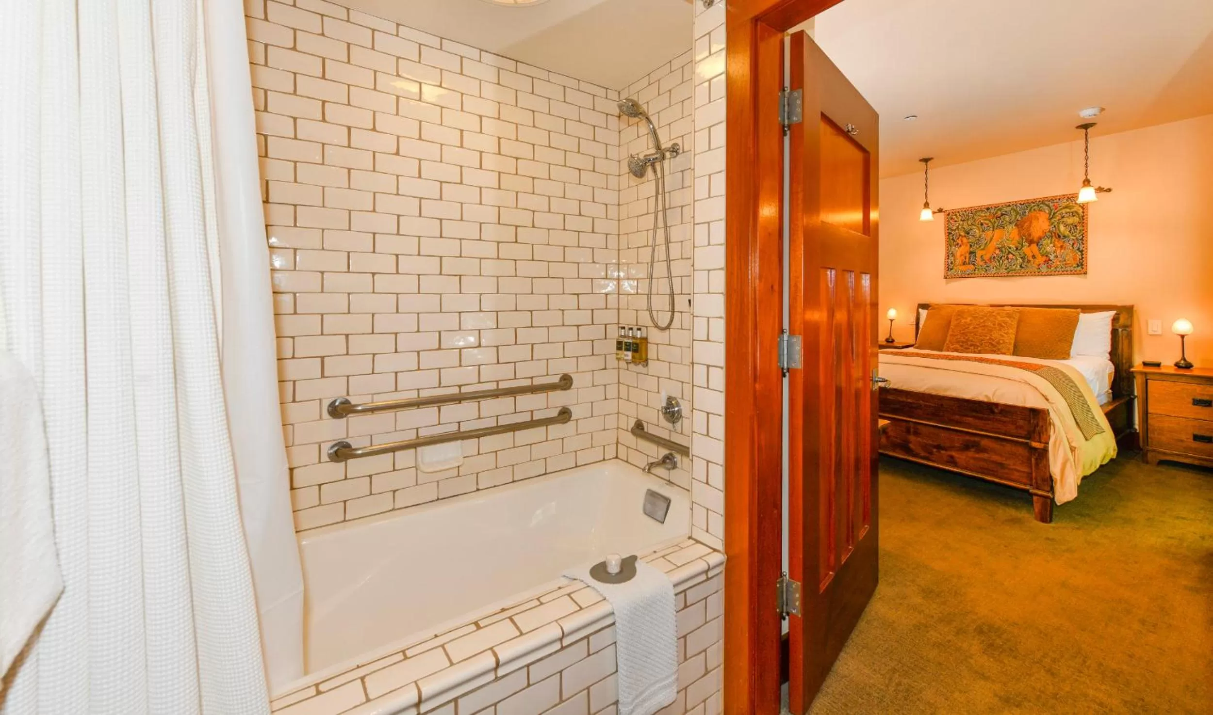 Bathroom, Bed in Blackbird Inn