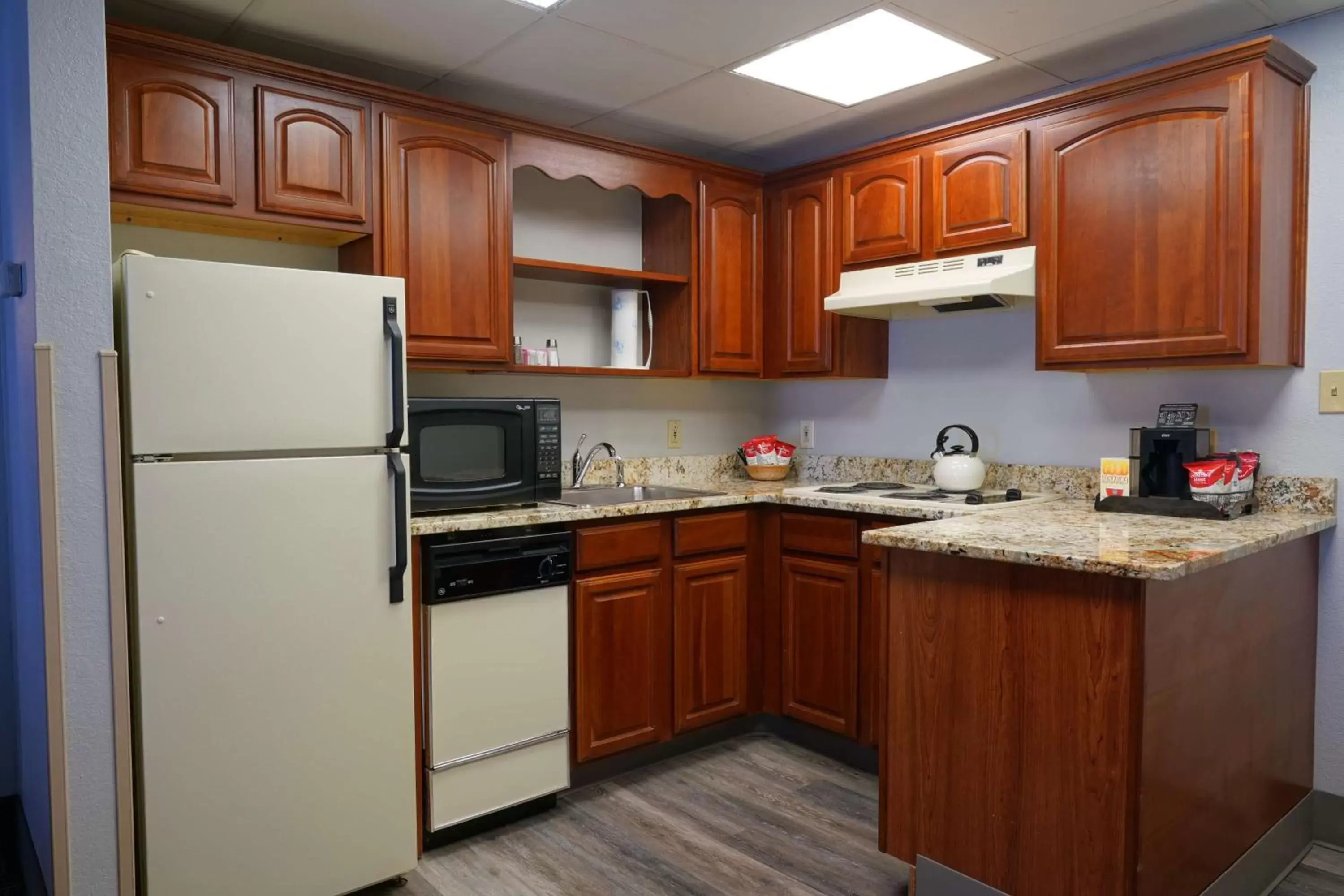 Kitchen or kitchenette, Kitchen/Kitchenette in Best Western Plus Morristown Conference Center