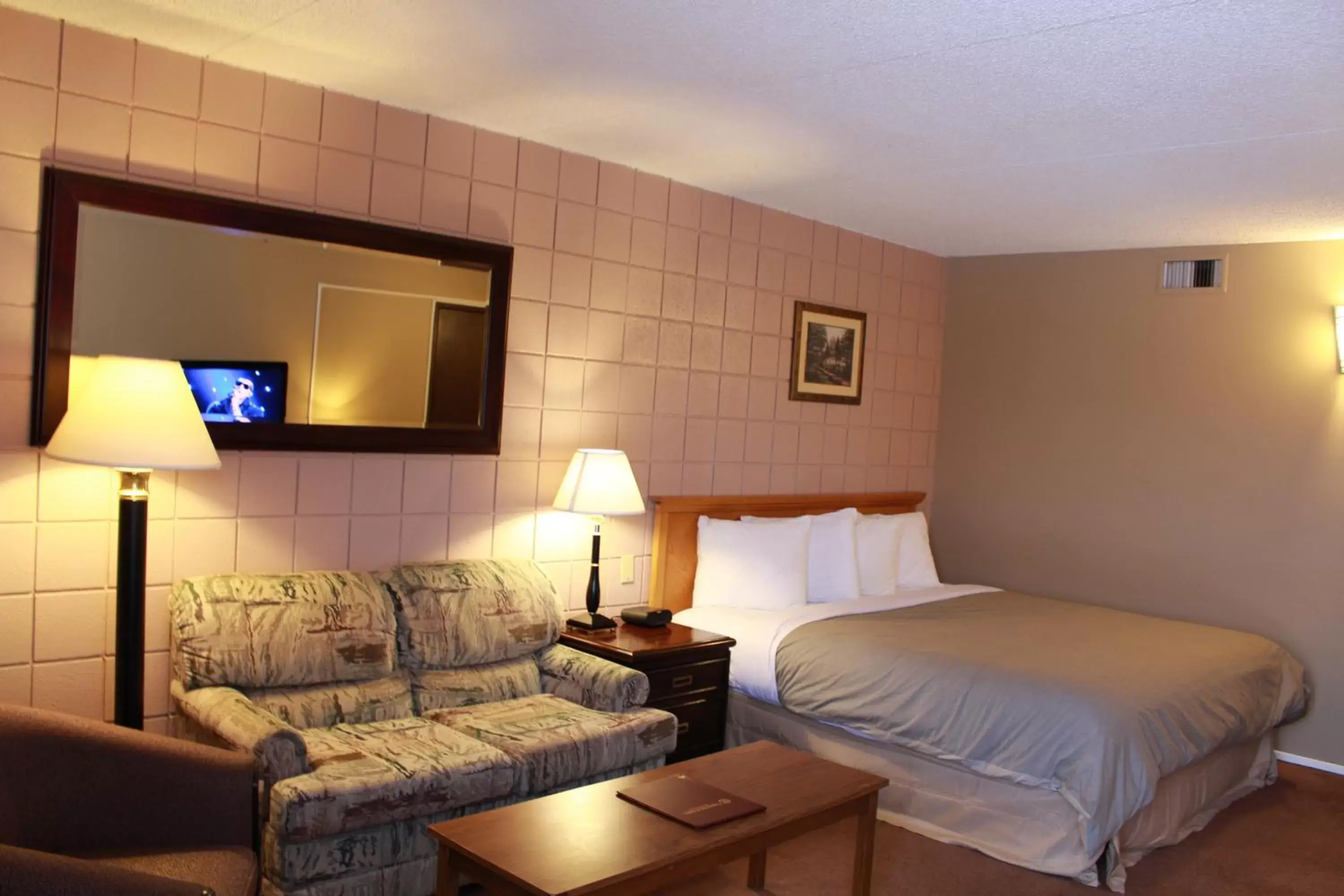 Bed in Canway Inn & Suites