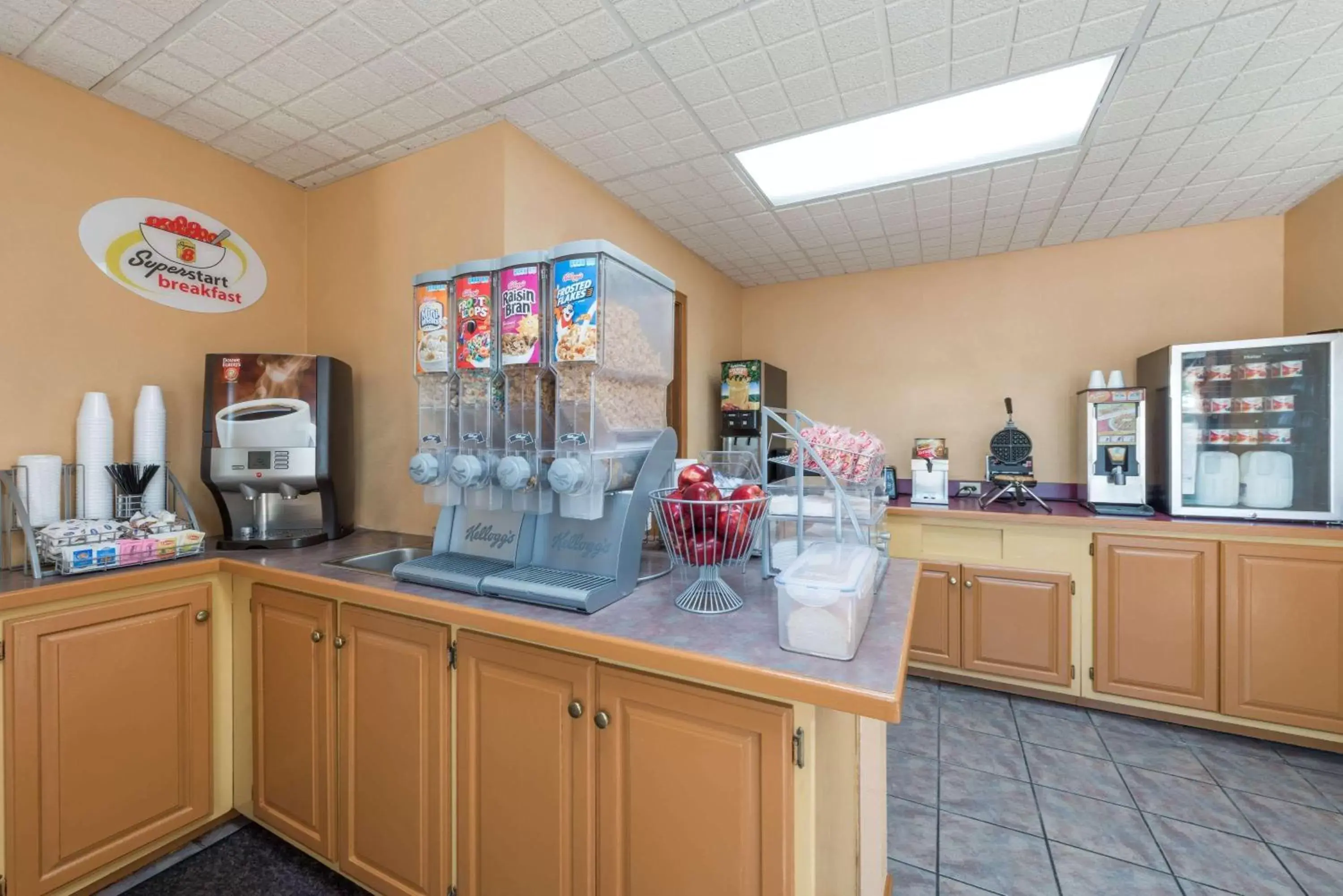 Food and drinks in Super 8 by Wyndham Higginsville