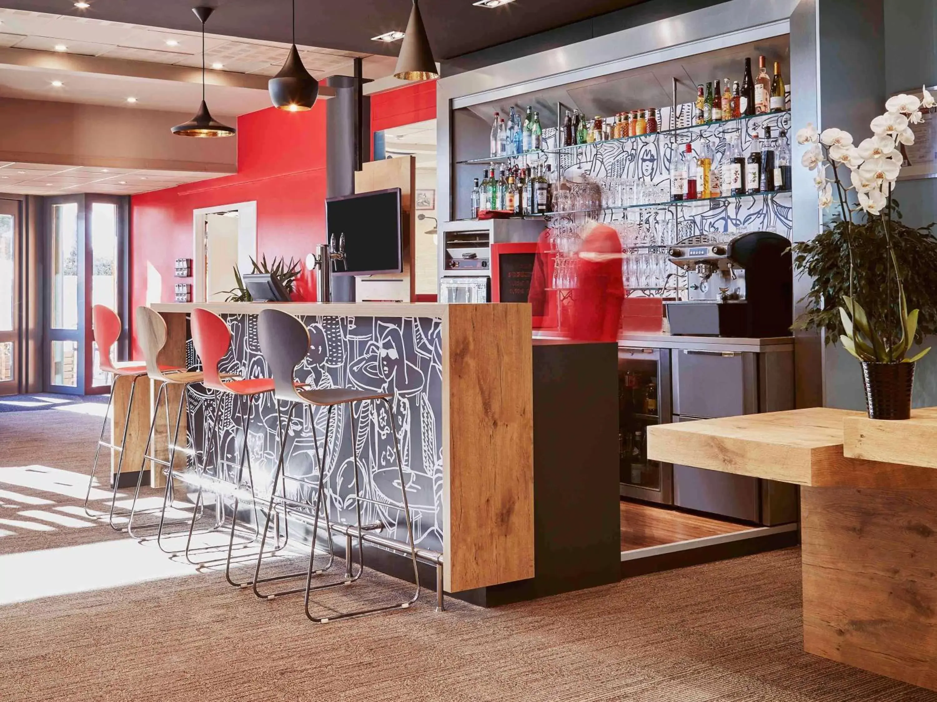 Property building, Lounge/Bar in ibis Marseille Provence Aéroport