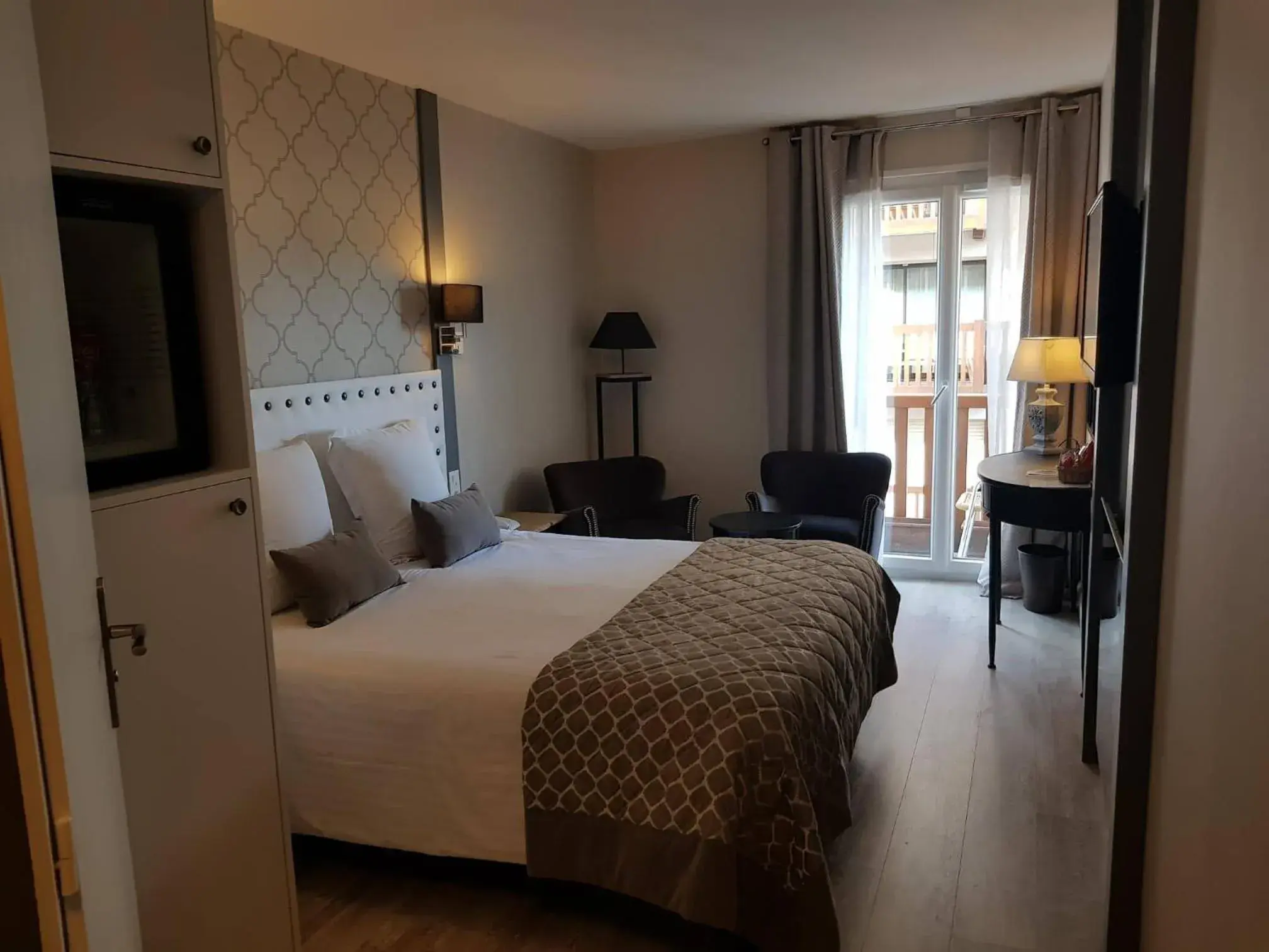 Photo of the whole room, Bed in Le Trophée By M Hôtel Spa