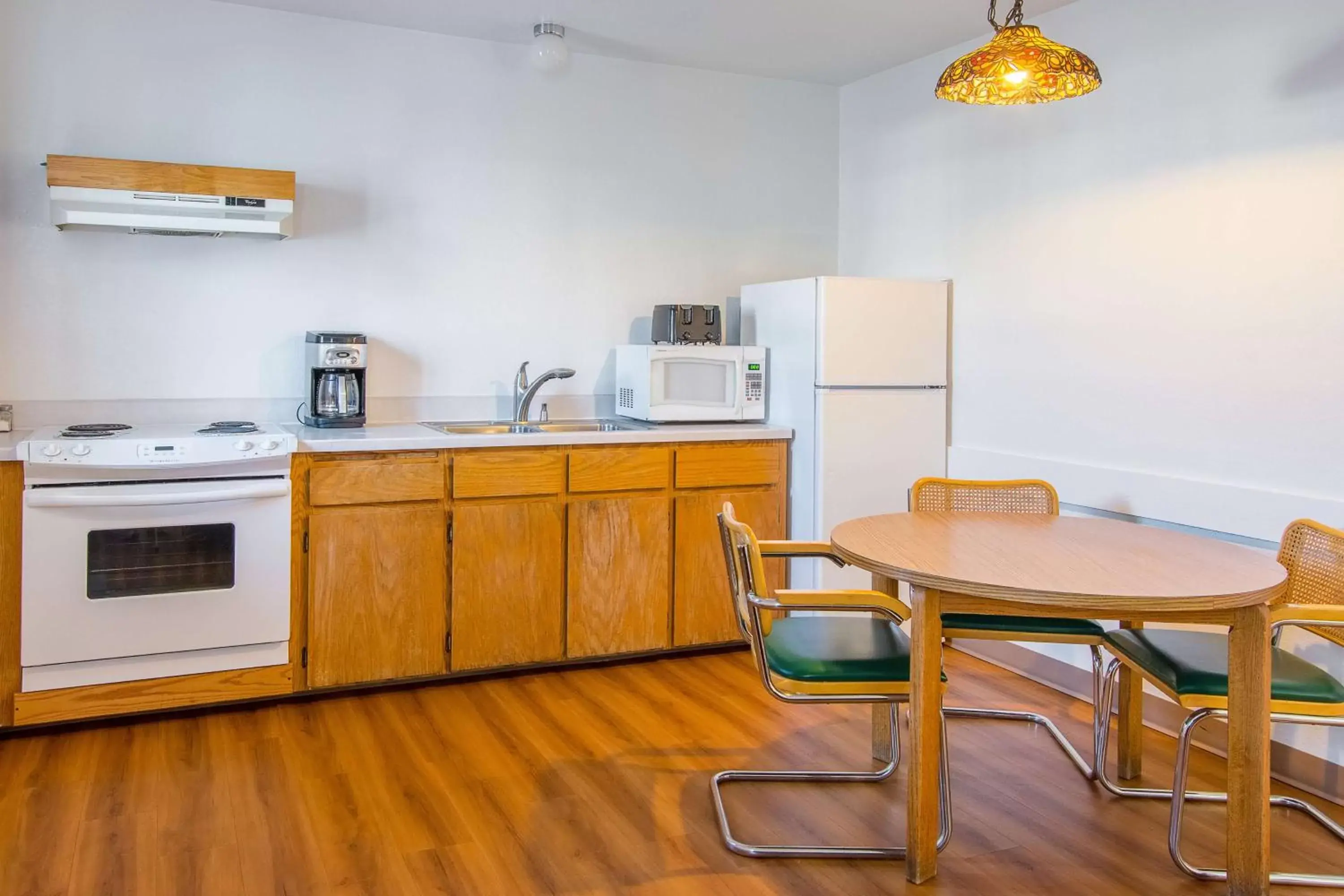 Photo of the whole room, Kitchen/Kitchenette in Motel 6-Madras, OR