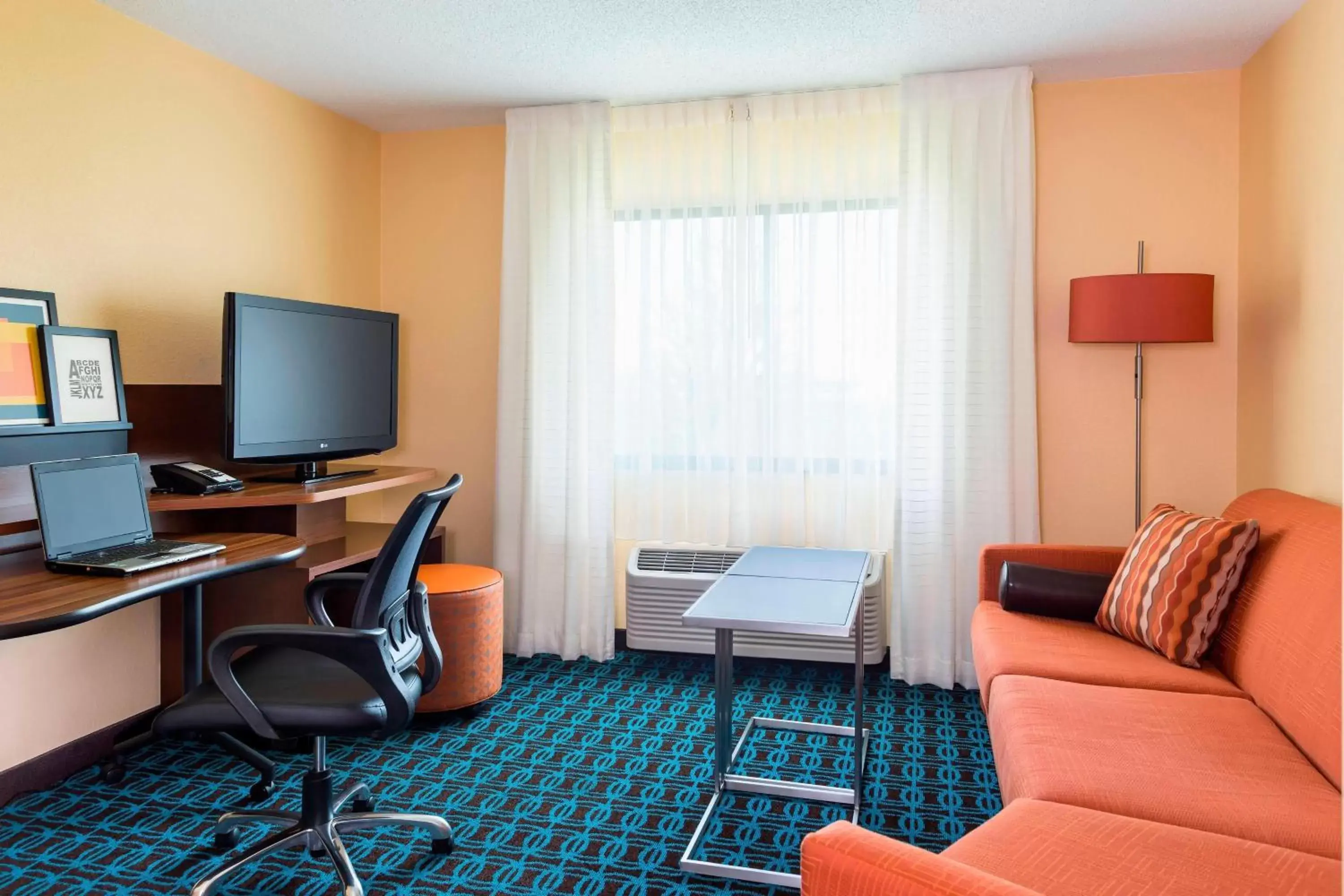 Living room, TV/Entertainment Center in Fairfield Inn & Suites Springfield