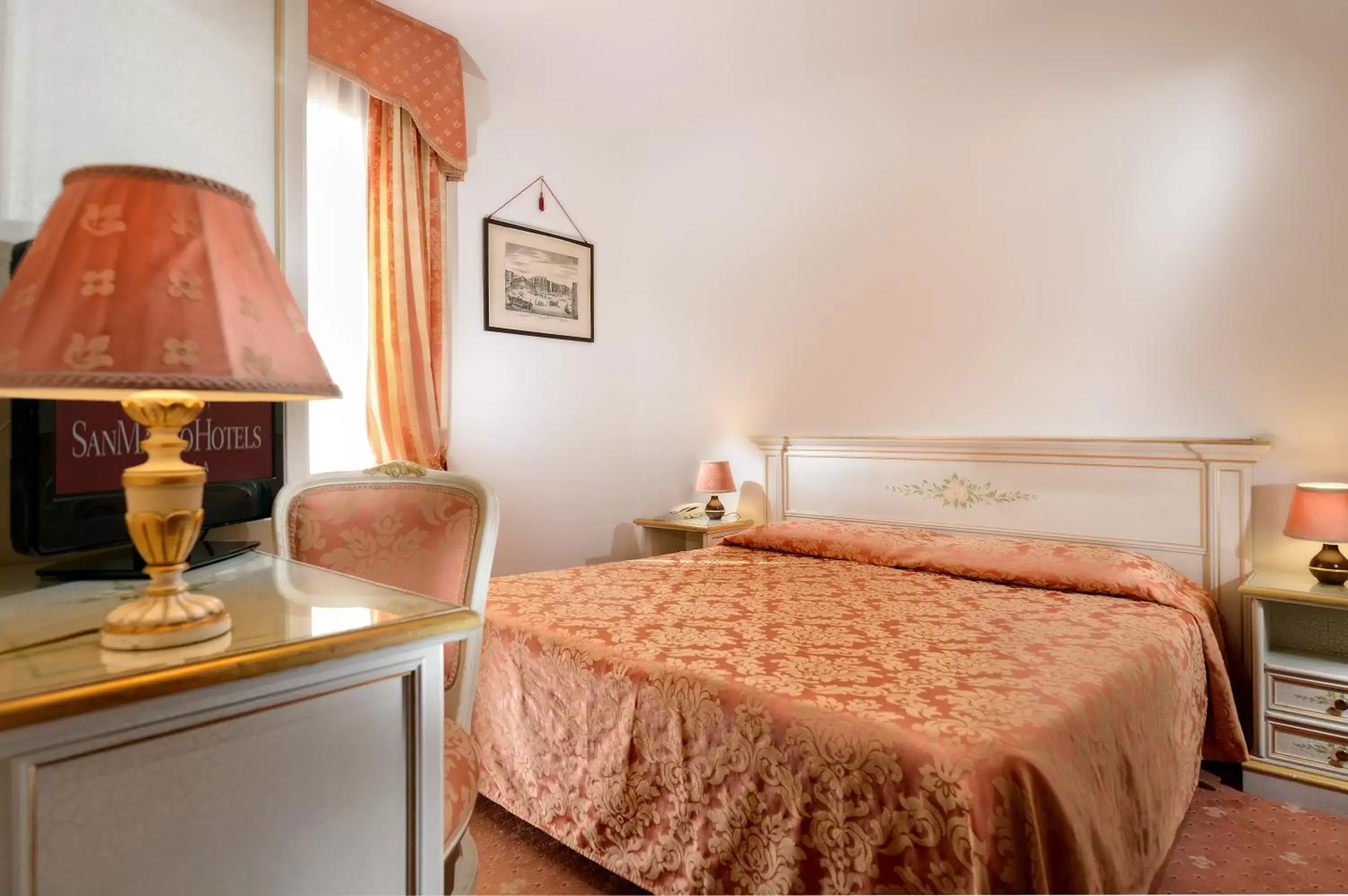 Photo of the whole room, Bed in Ambassador Tre Rose Photo of the whole room, Bed in Ambassador Tre Rose