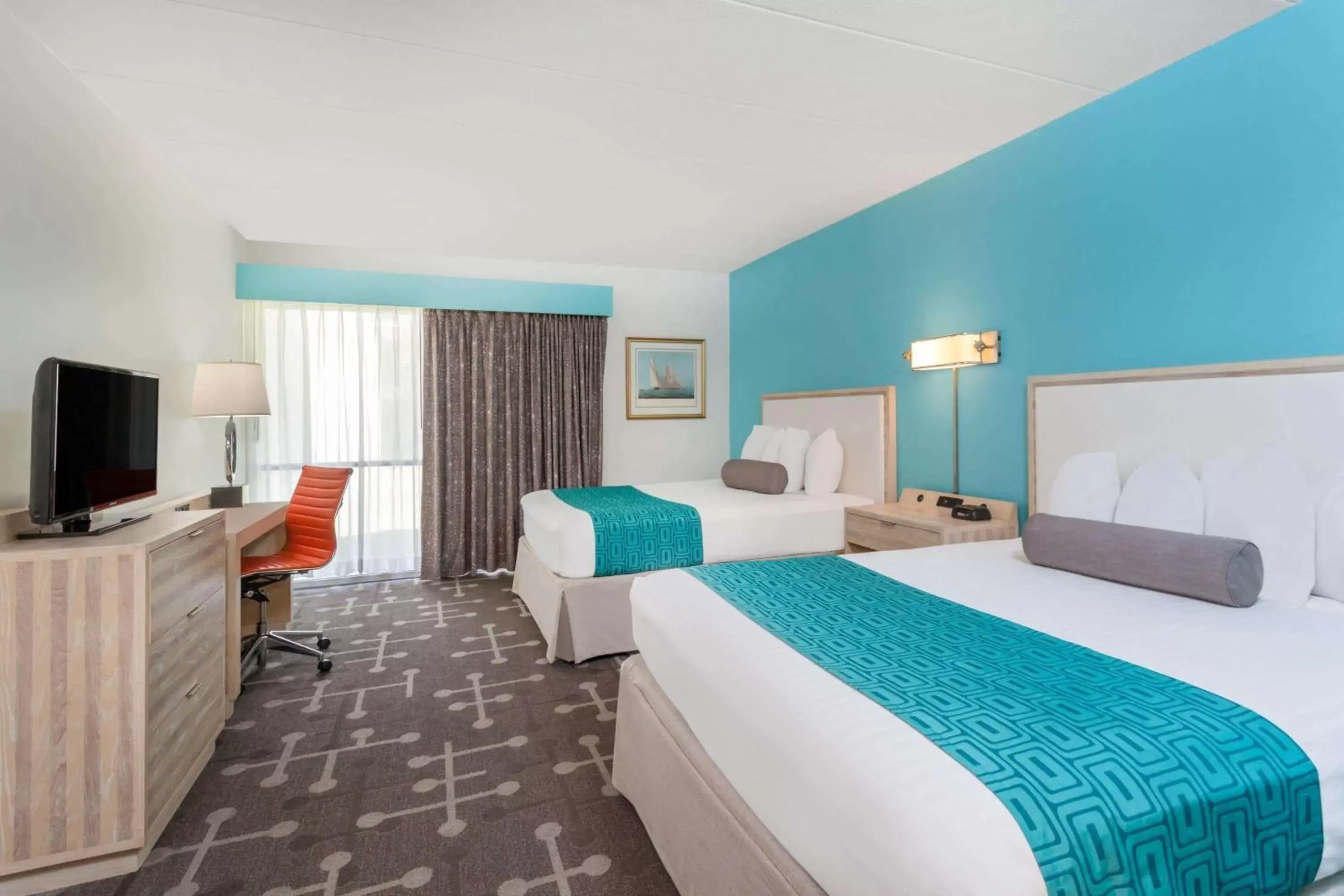 Photo of the whole room, Bed in Howard Johnson by Wyndham Mystic Photo of the whole room, Bed in Howard Johnson by Wyndham Mystic