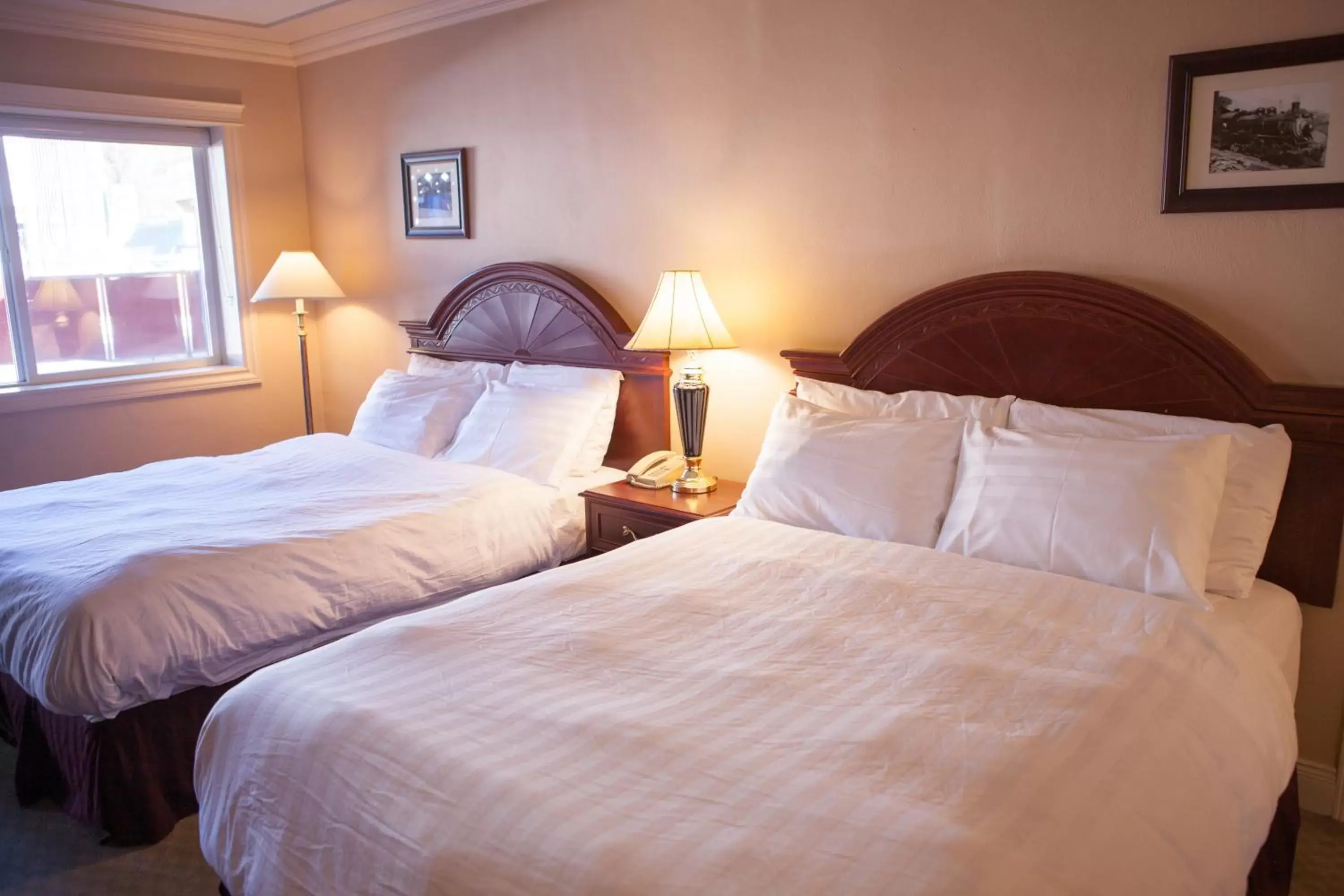 Photo of the whole room, Bed in Revelstoke Lodge