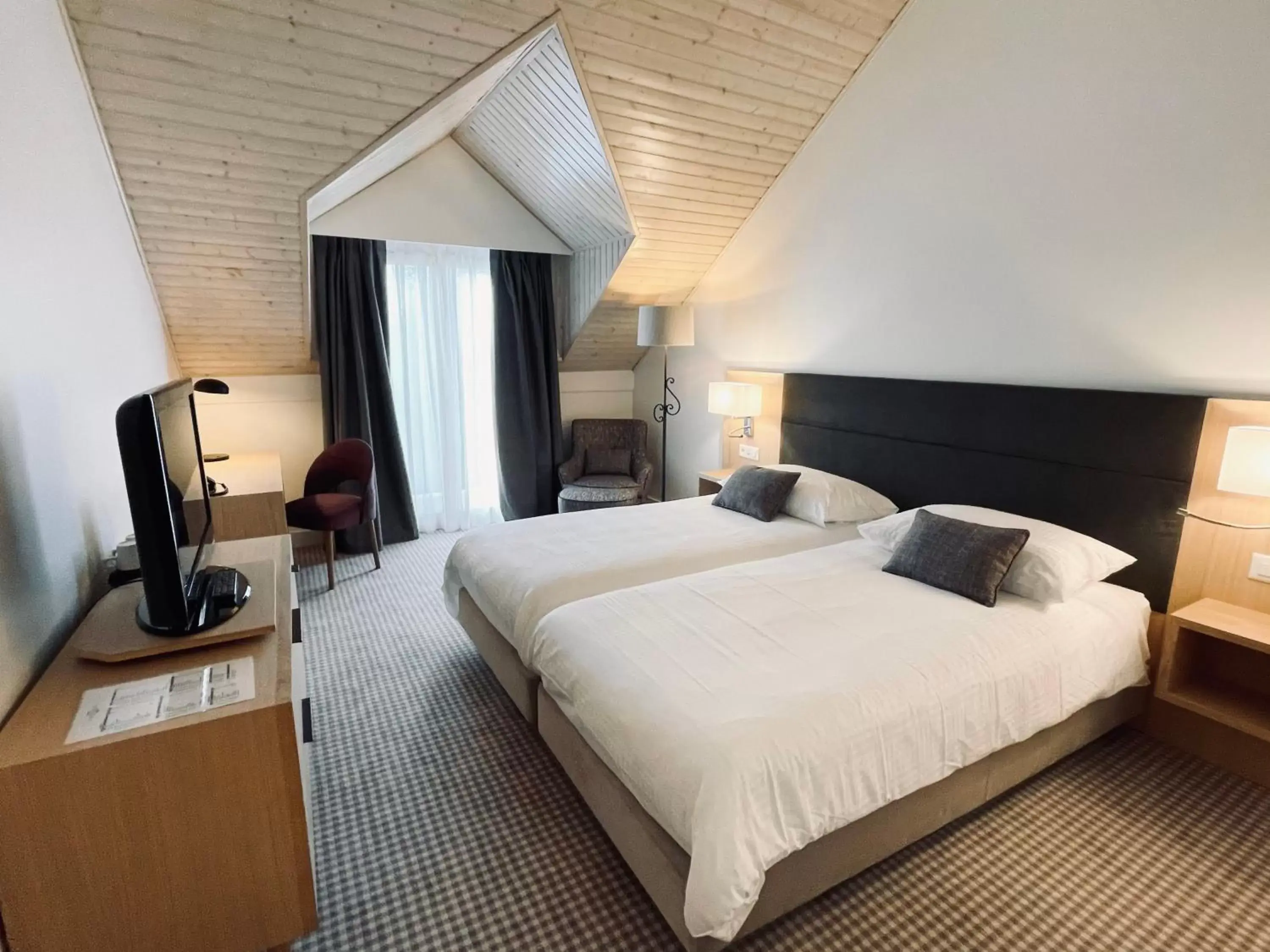 Superior Twin Room with Lake View in Hotel La Barcarolle