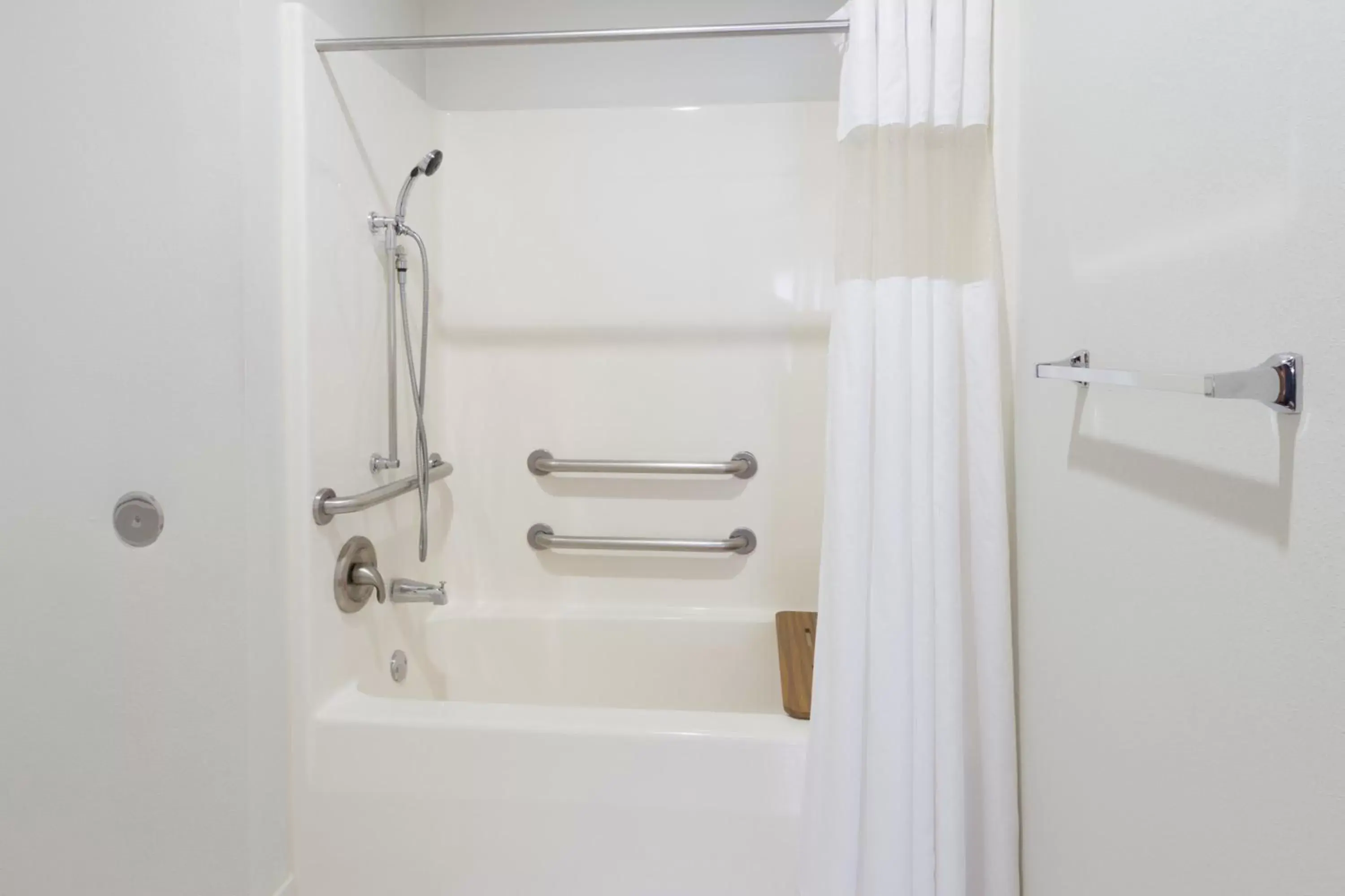 Queen Room - Disability Access/Non-Smoking in Baymont by Wyndham Rockford Queen Room - Disability Access/Non-Smoking in Baymont by Wyndham Rockford