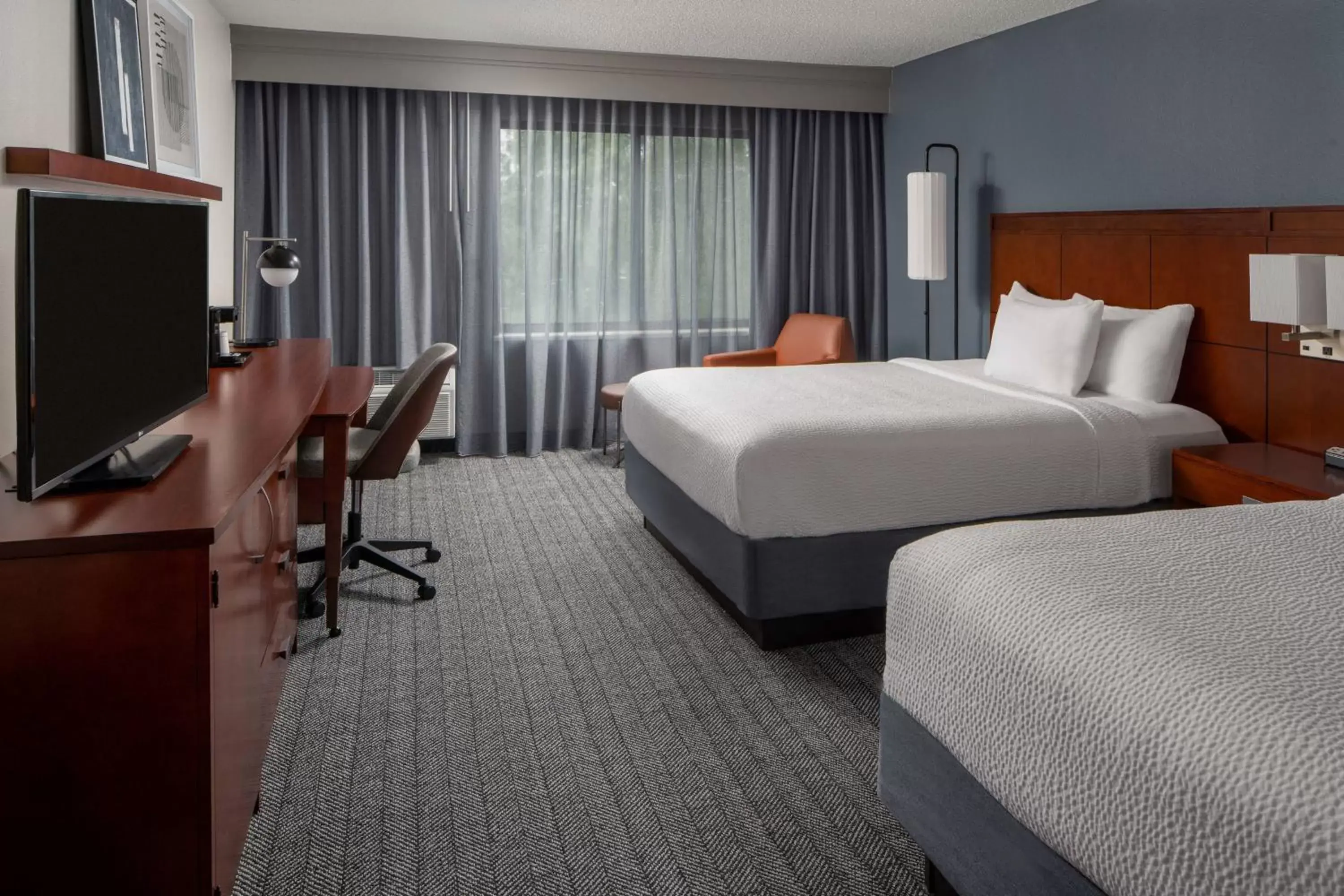 Photo of the whole room, Bed in Courtyard by Marriott Covington / Mandeville