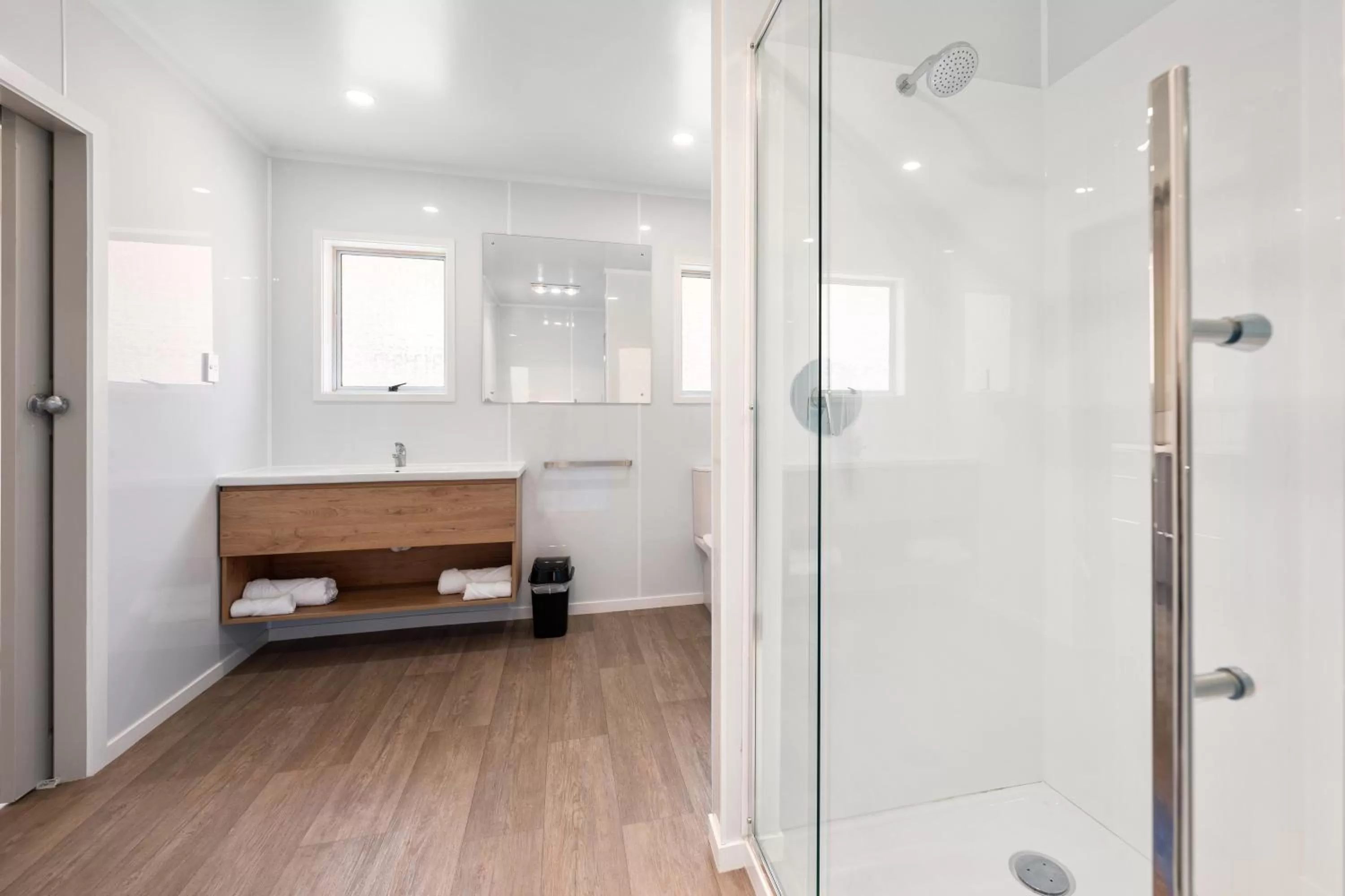 Shower in Ashleigh Court Motel