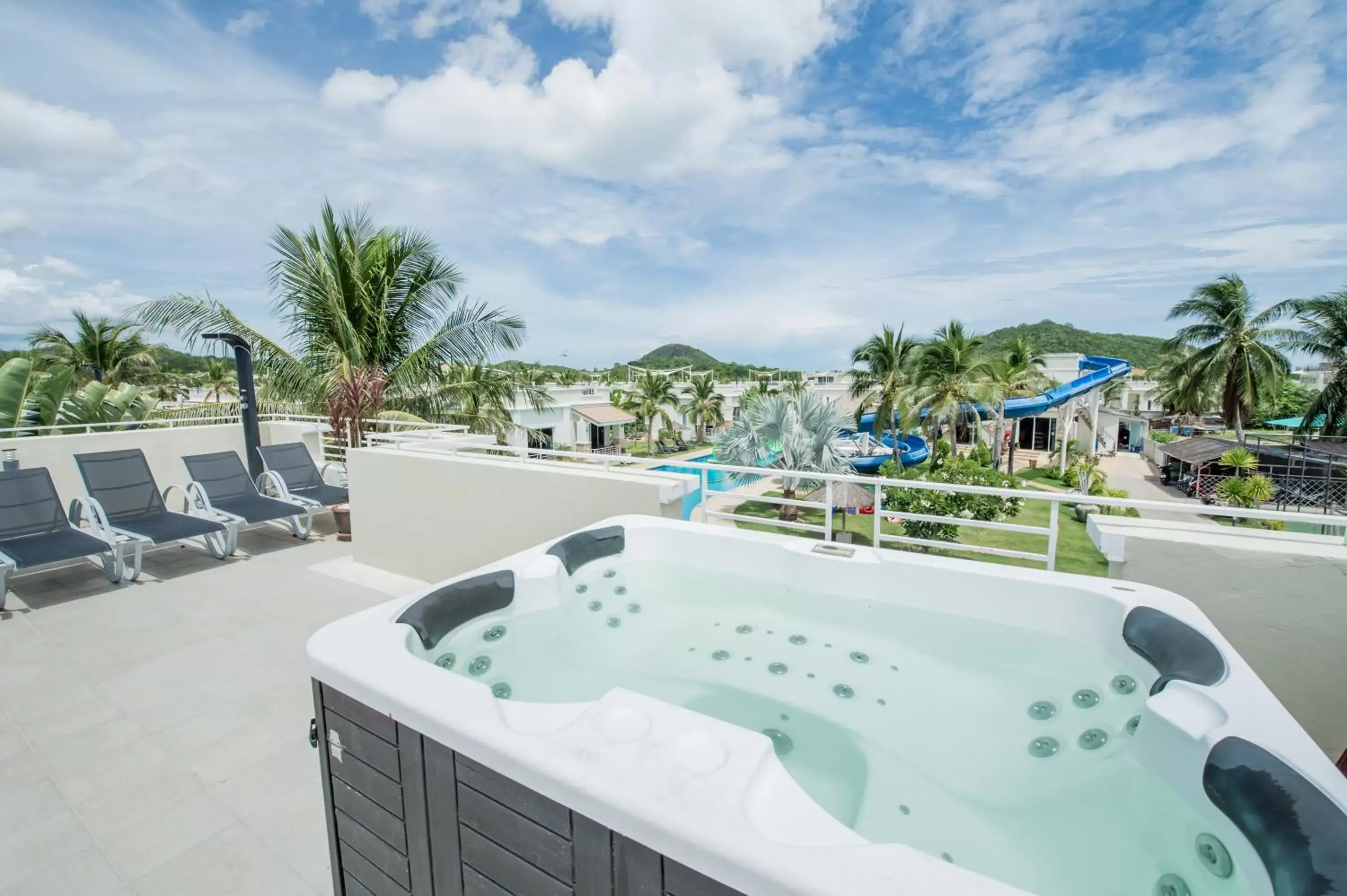 Hot Tub in Oriental Beach Pearl Resort