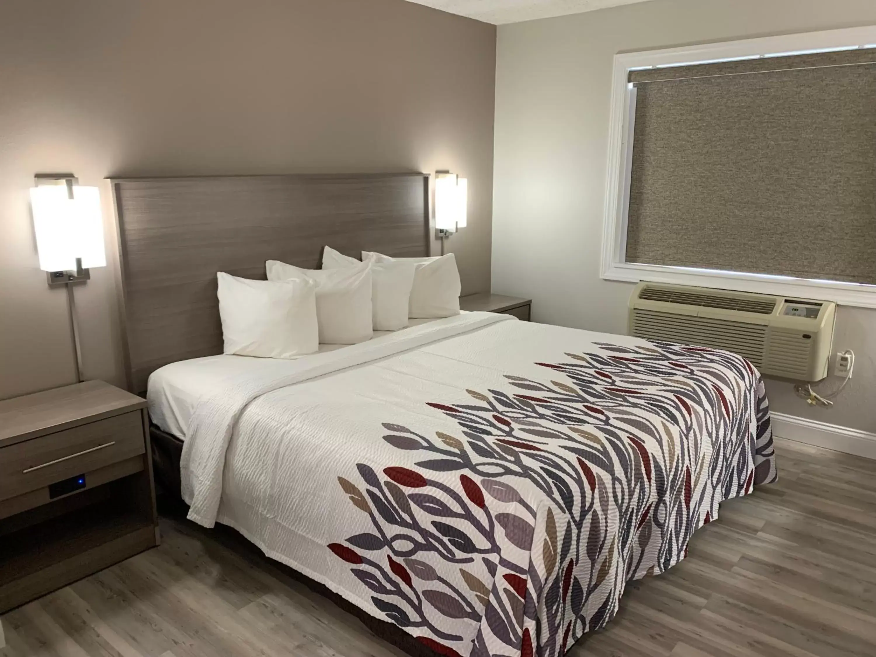 Bedroom, Bed in Red Roof Inn & Suites Vineland - Buena