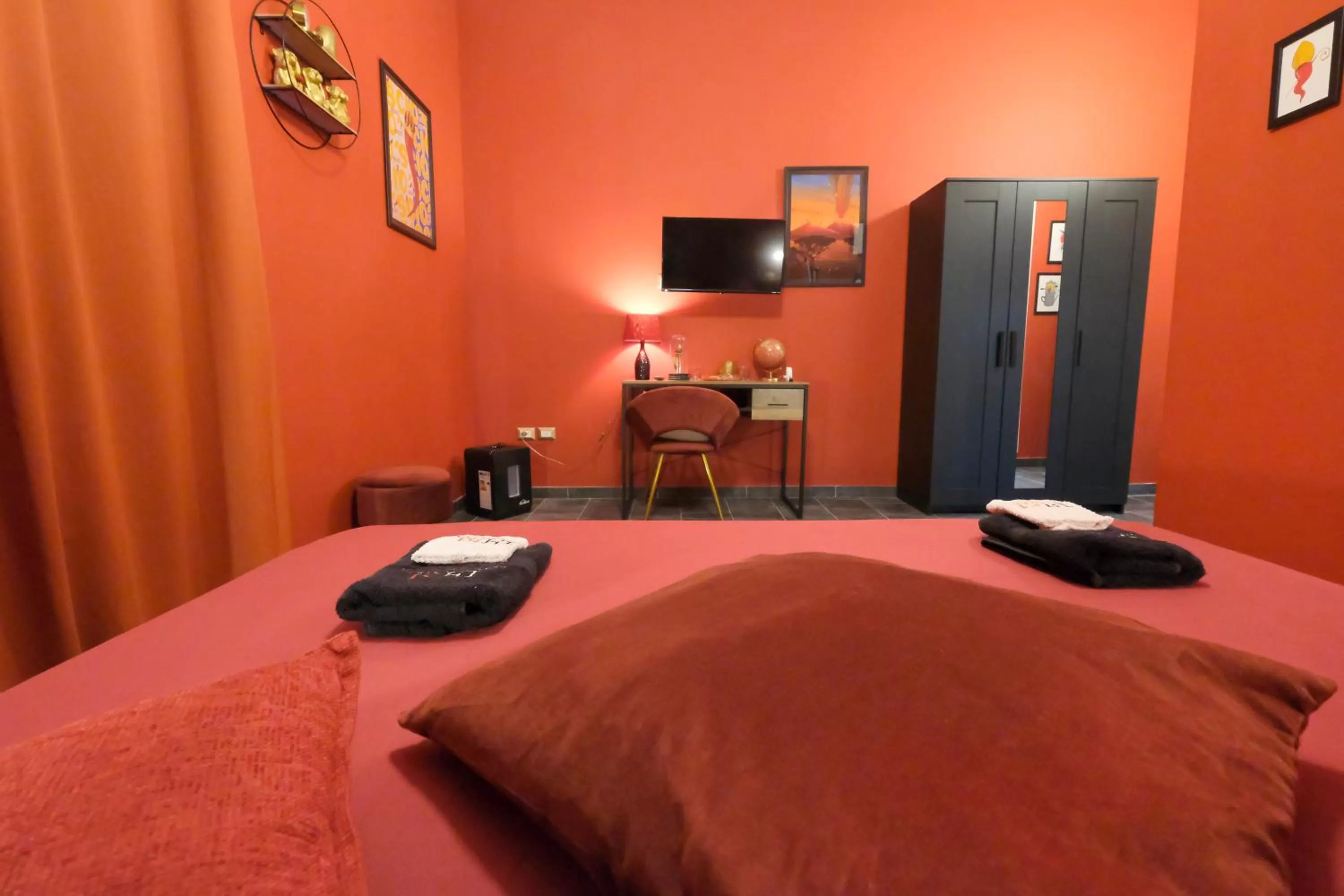 Bedroom, Bed in LH51 B&B