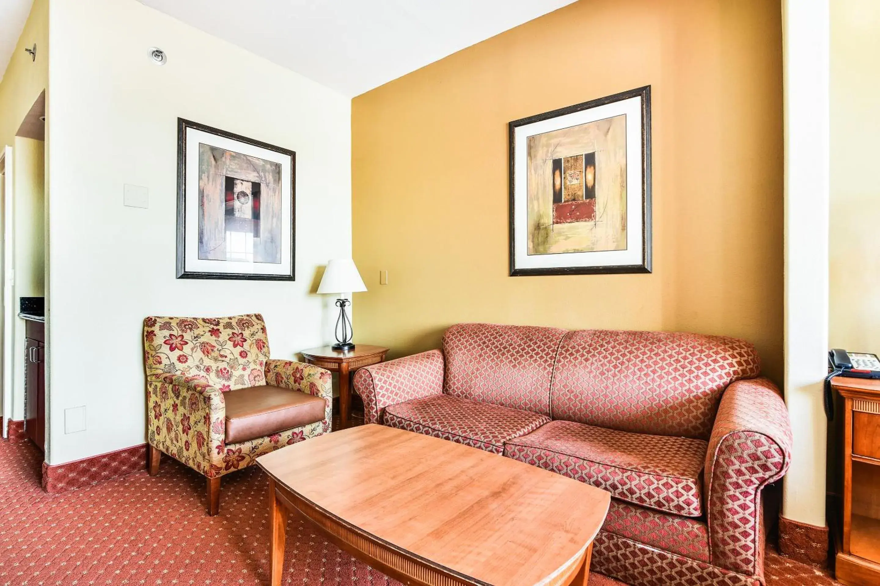 Bedroom, Seating Area in OYO Townhouse Oklahoma City Airport