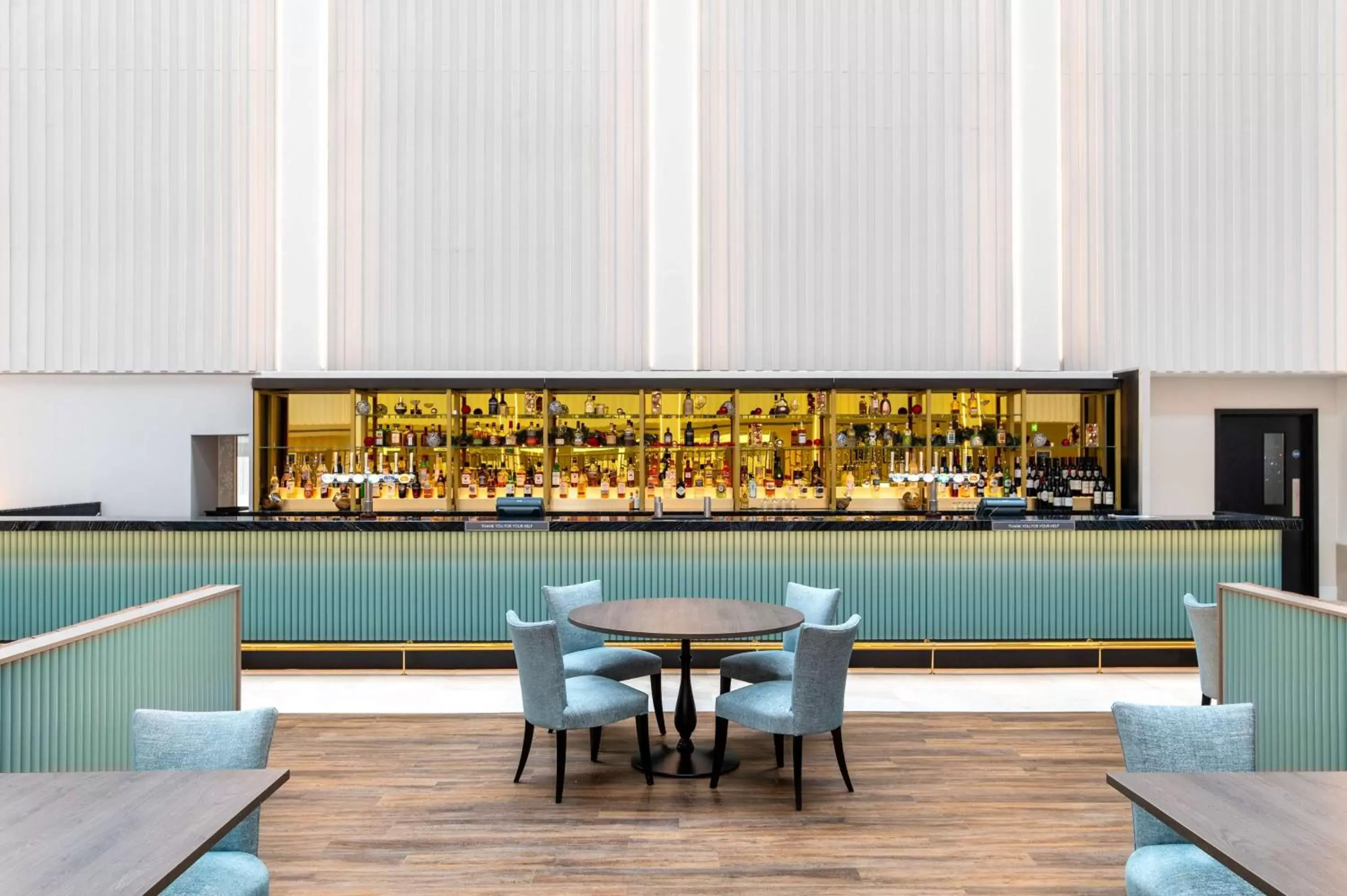 Lounge or bar, Restaurant/Places to Eat in Hilton London Gatwick Airport