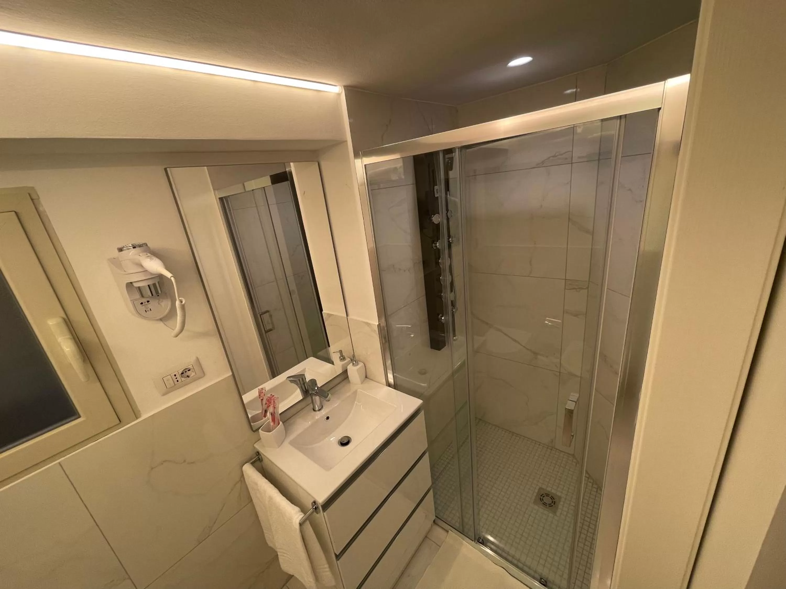 Bathroom in Suite Ciclopi Acitrezza