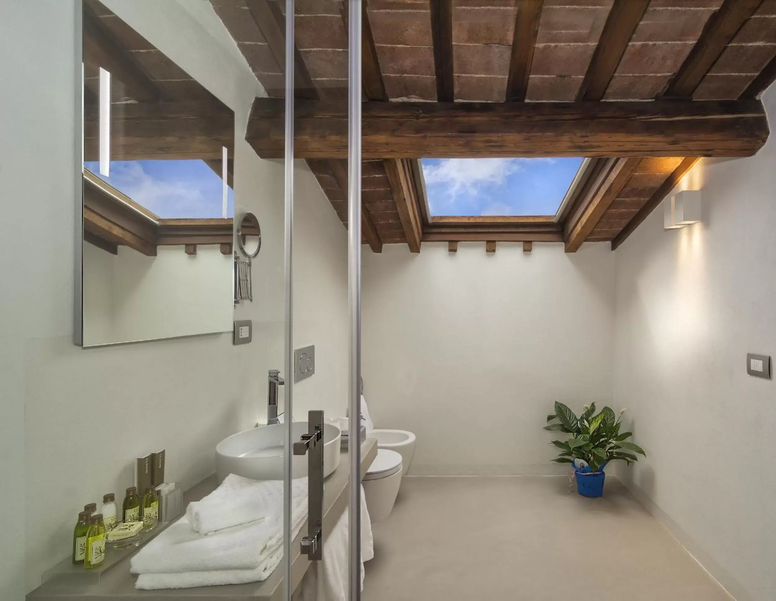 Toilet, Bathroom in Palazzo Cini Luxury Rooms in Pisa