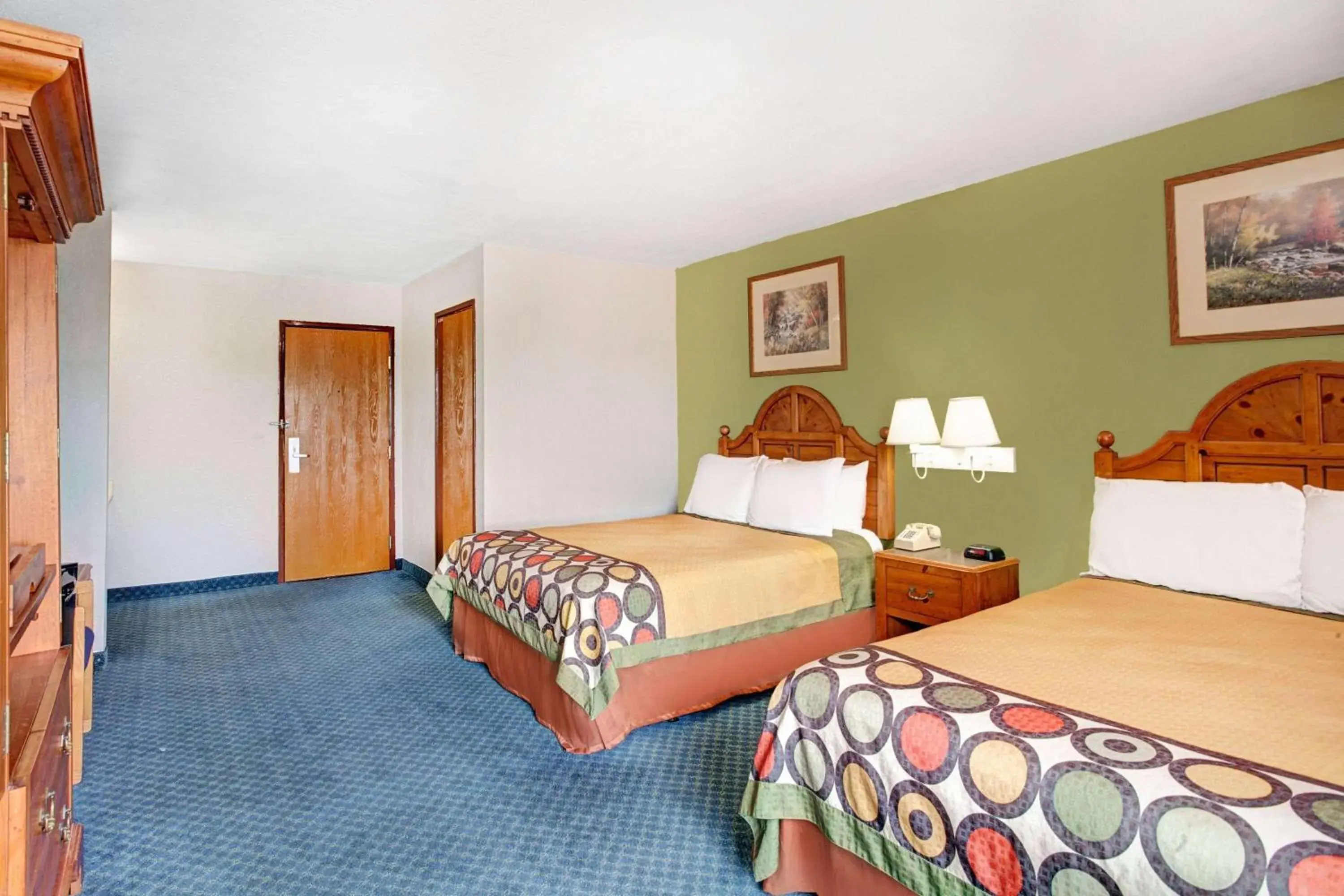 Photo of the whole room, Bed in Super 8 by Wyndham West Memphis