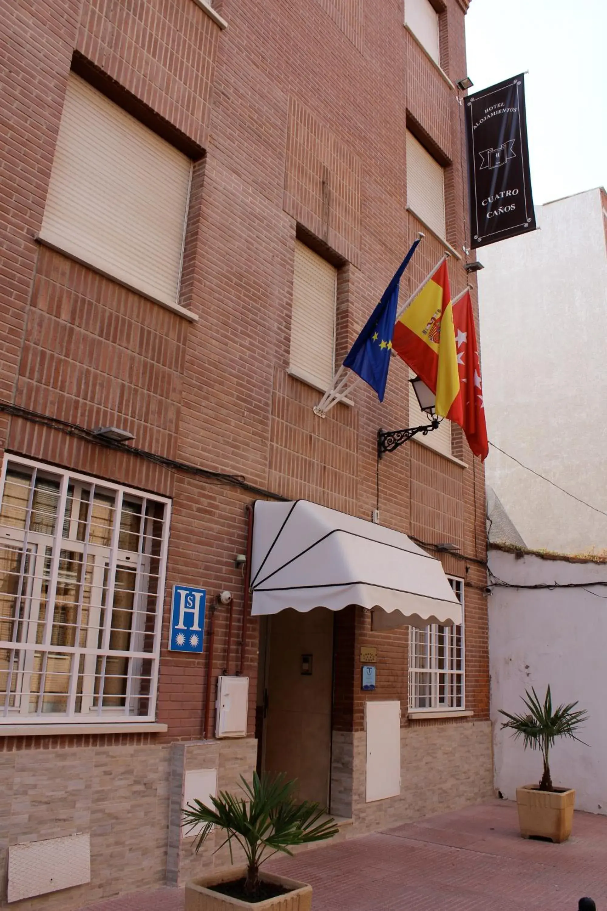 Facade/entrance, Property Building in Hotel Cuatro Caños