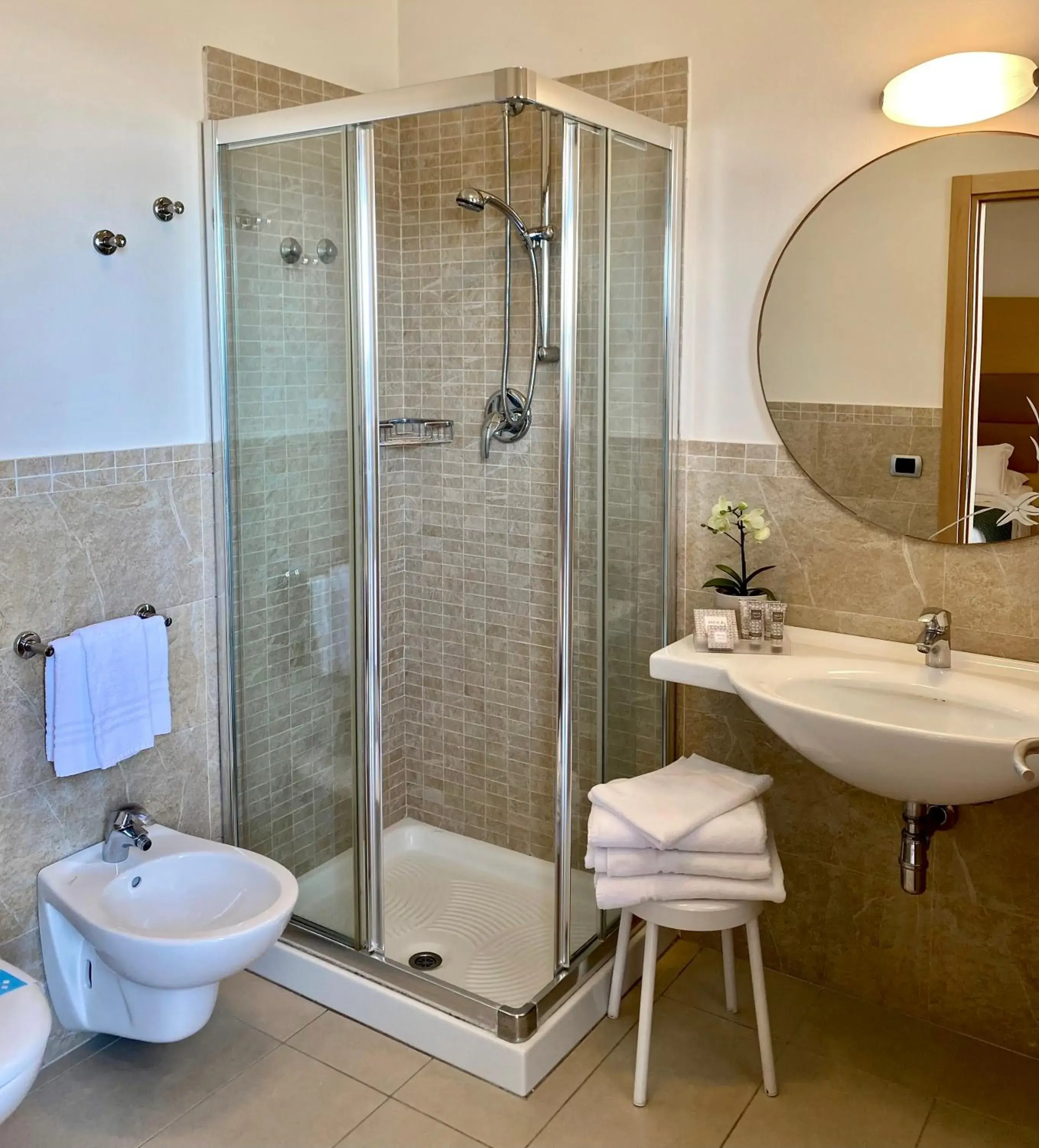 Shower, Bathroom in Hotel Granada