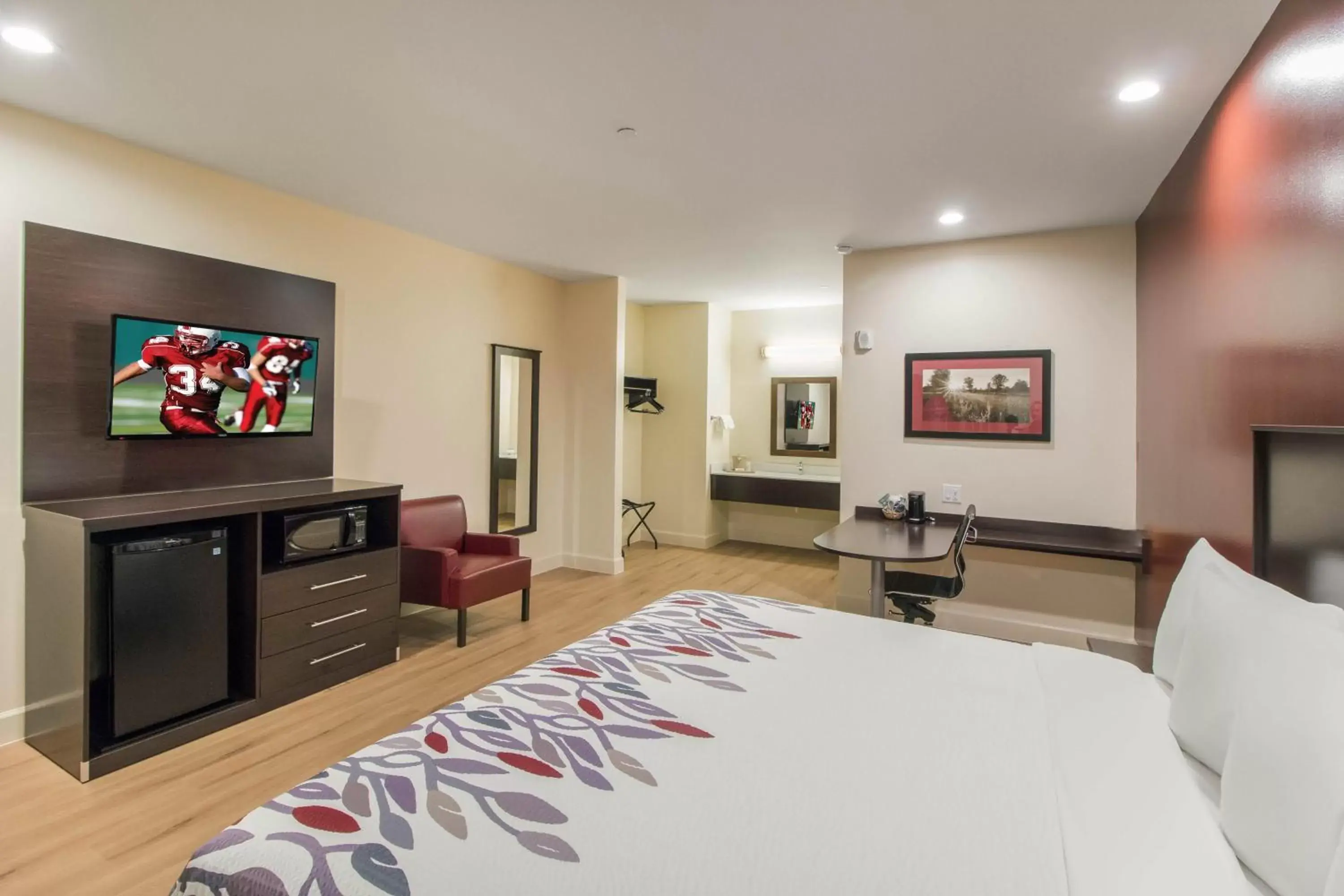 Photo of the whole room, TV/Entertainment Center in Red Roof Inn Houston - Willowbrook