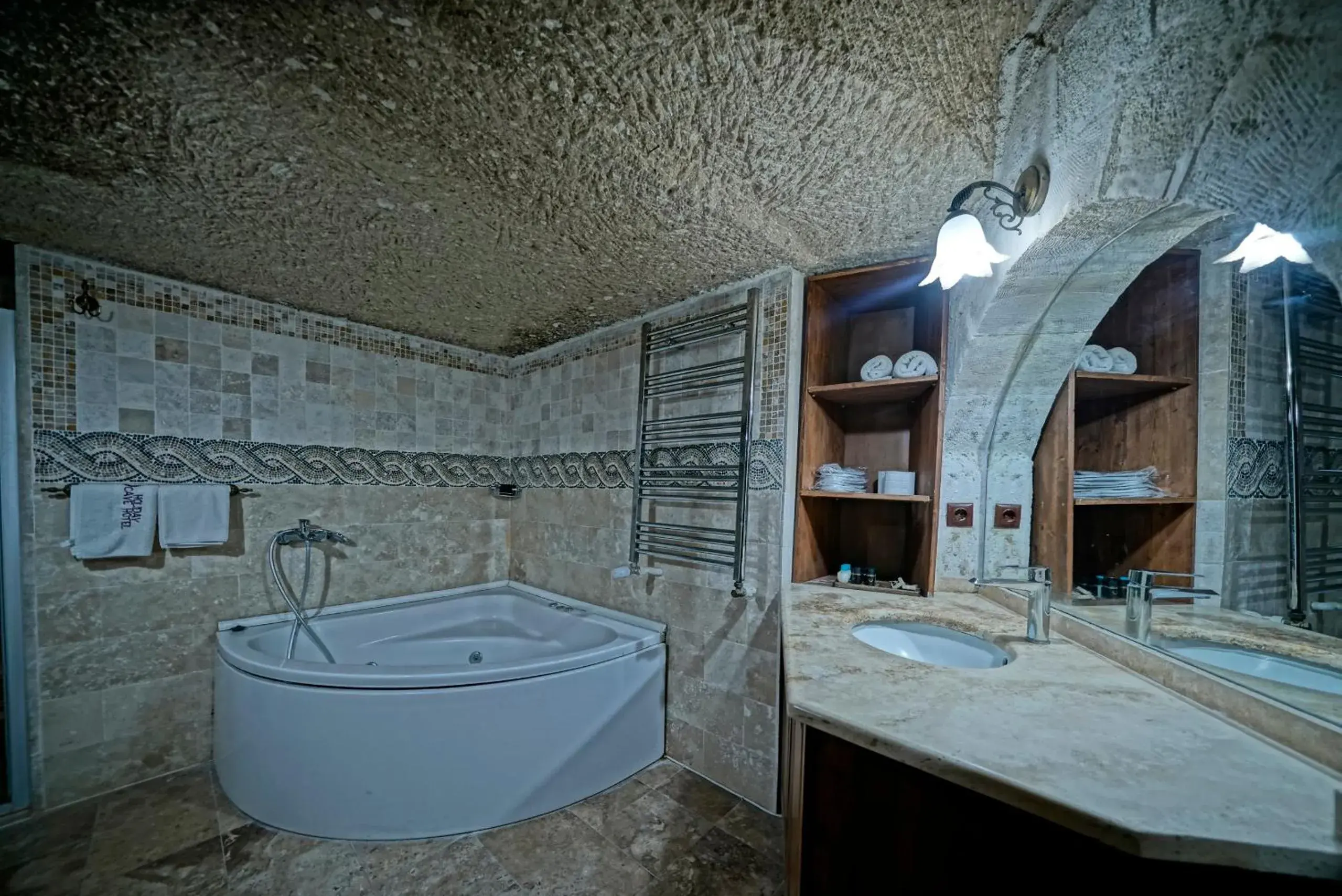 Hot Tub, Bathroom in Holiday Cave Hotel