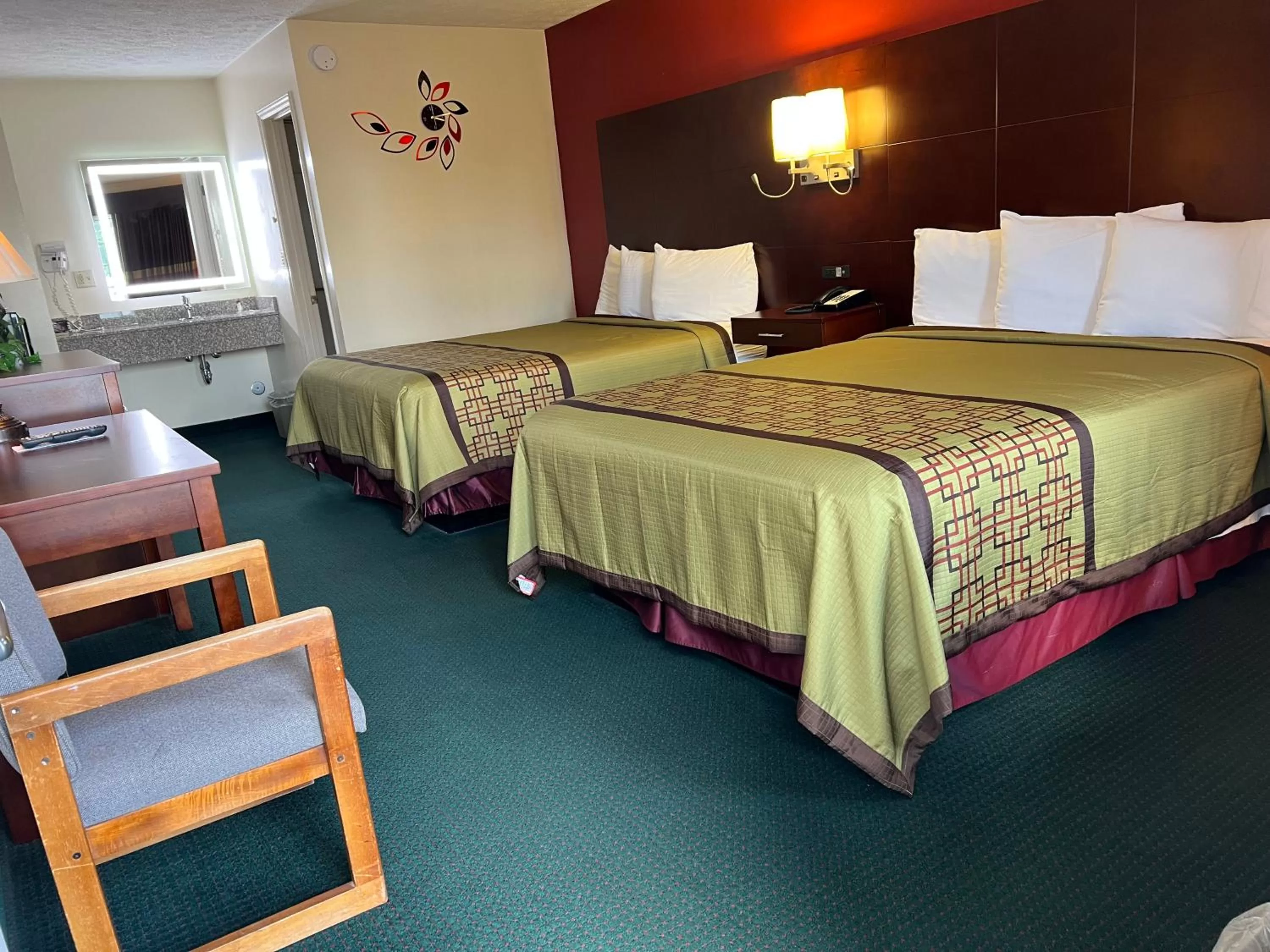 Bed in Surry Inn - Dobson - I-77 - Exit 93