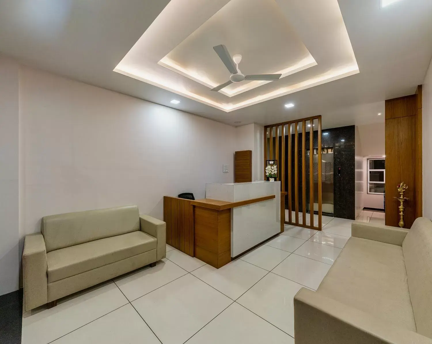 Lobby or reception in Hotel Grand Indu, 3 Star Kolhapur Lobby or reception in Hotel Grand Indu, 3 Star Kolhapur