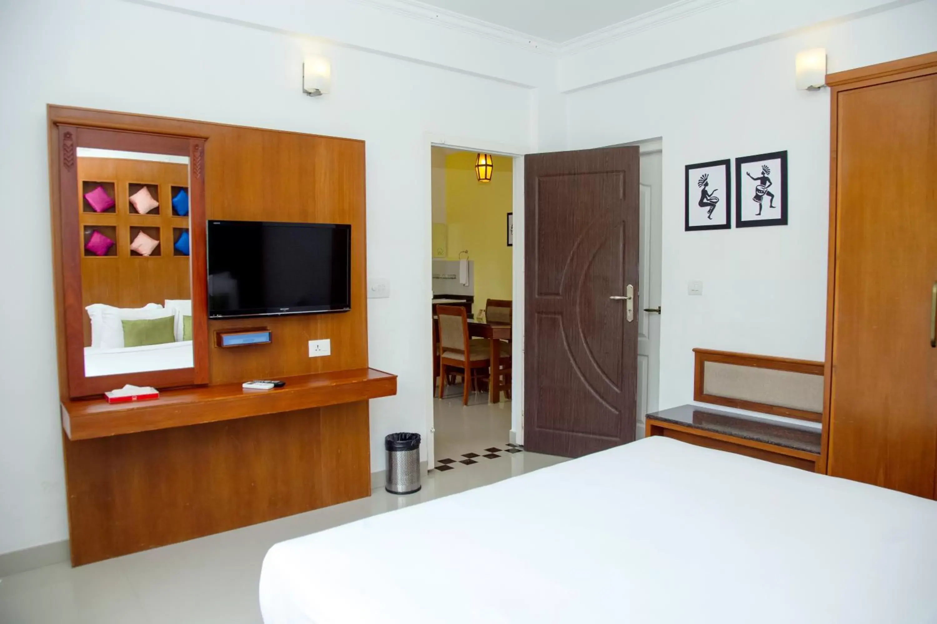 Bed, TV/Entertainment Center in The Fog Munnar (Resort & Spa)