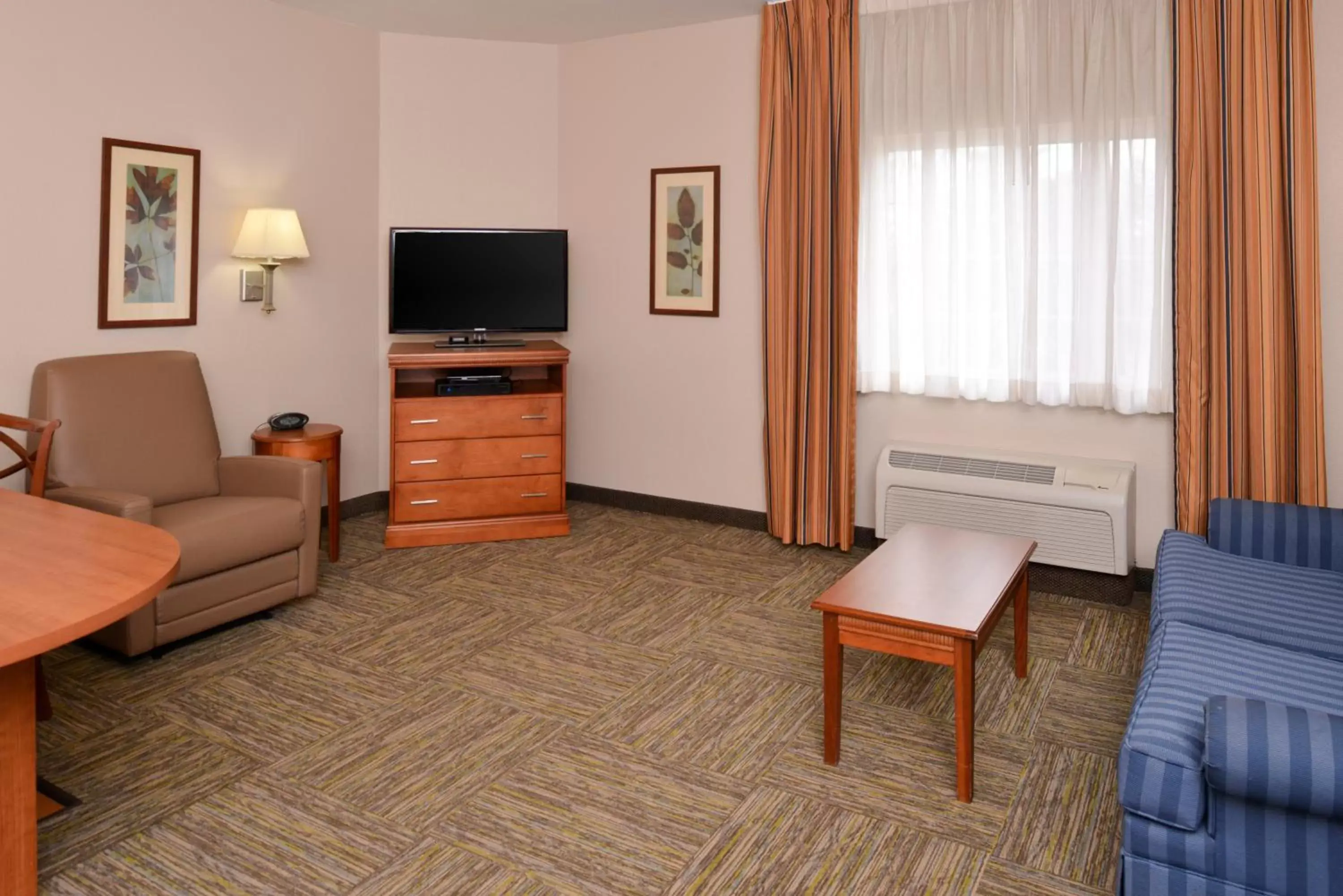 Bedroom, Seating Area in Candlewood Suites Boise - Towne Square, an IHG Hotel