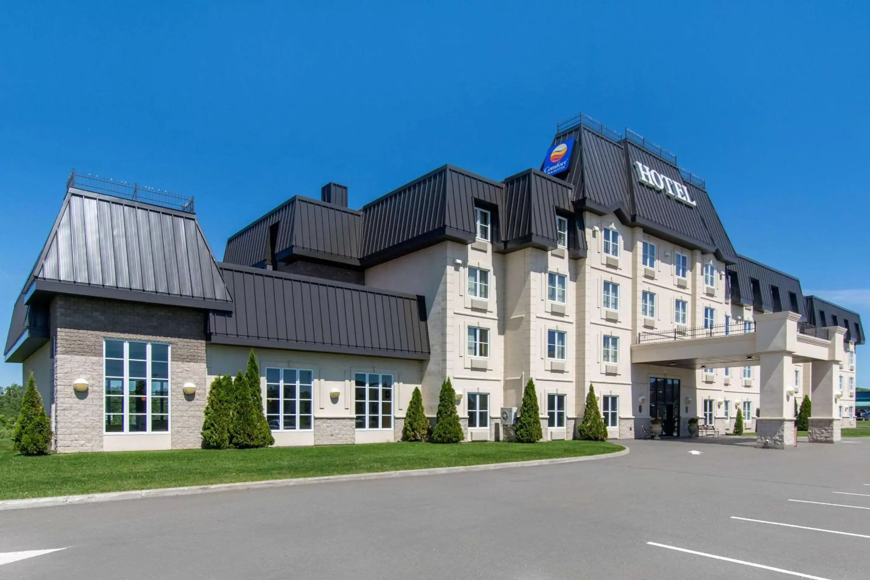 Property building in Comfort Inn & Suites Levis / Rive Sud Quebec city