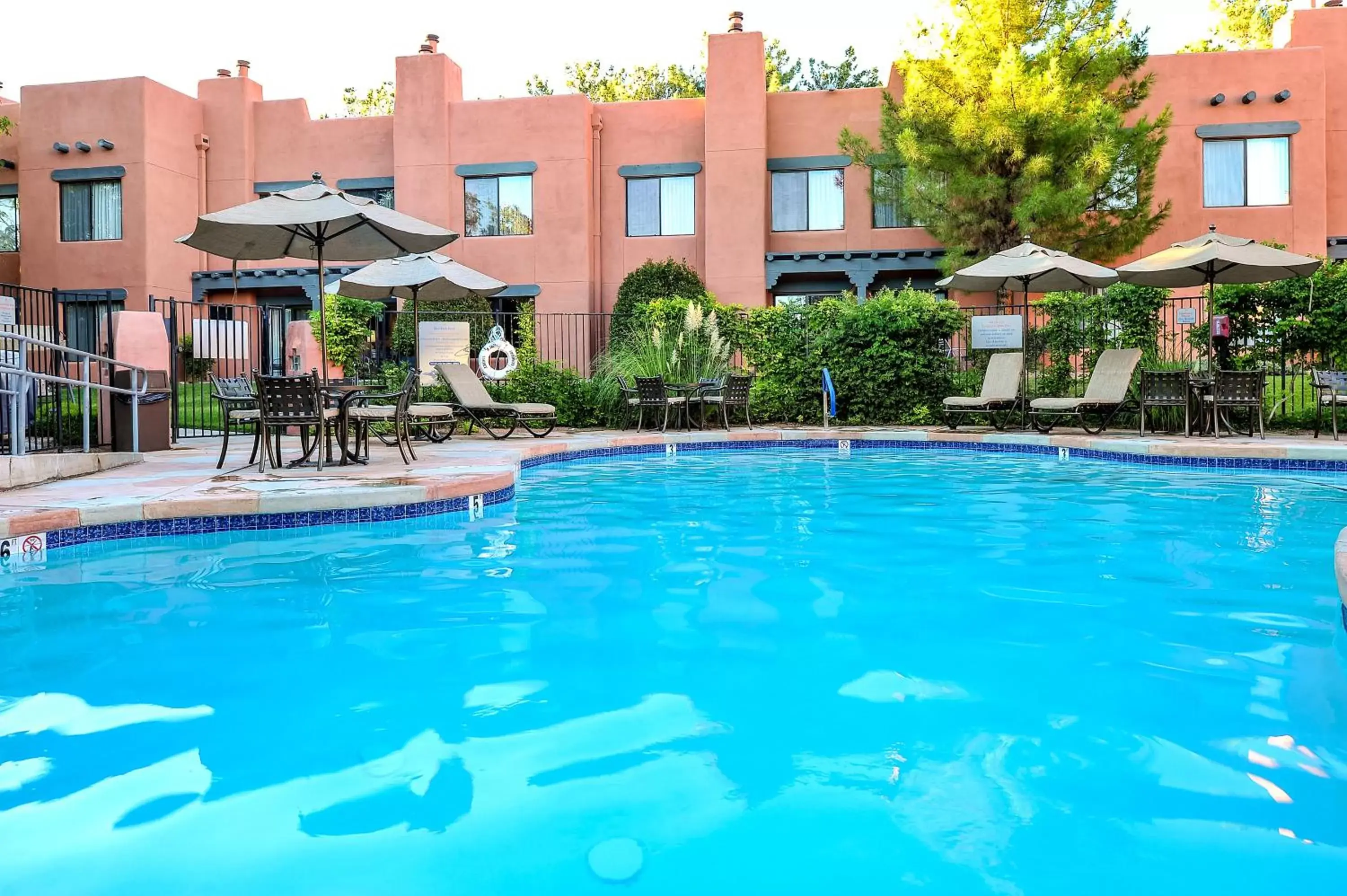 Swimming pool in Bell Rock Inn Swimming pool in Bell Rock Inn