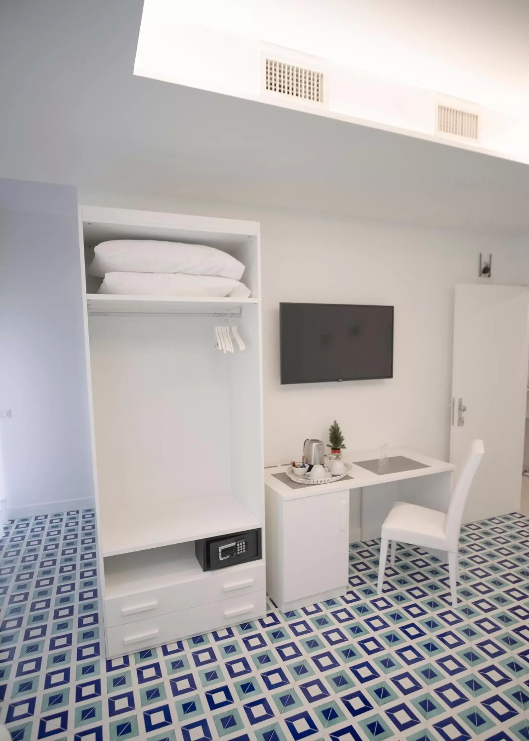 Bed, TV/Entertainment Center in Domus Sole