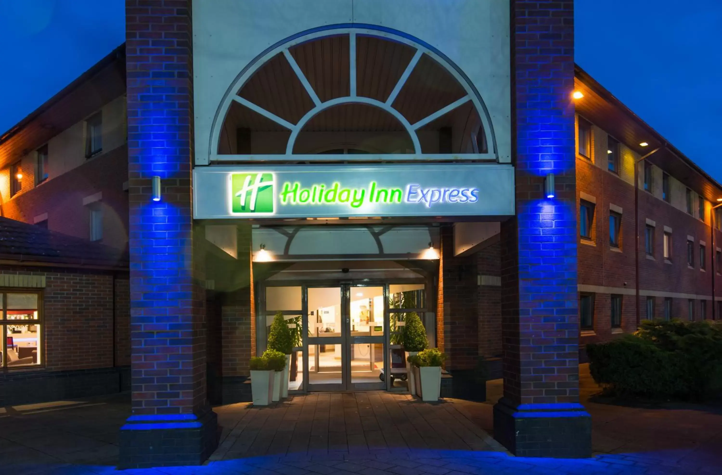 Facade/entrance in Holiday Inn Express Warwick - Stratford-upon-Avon, an IHG Hotel