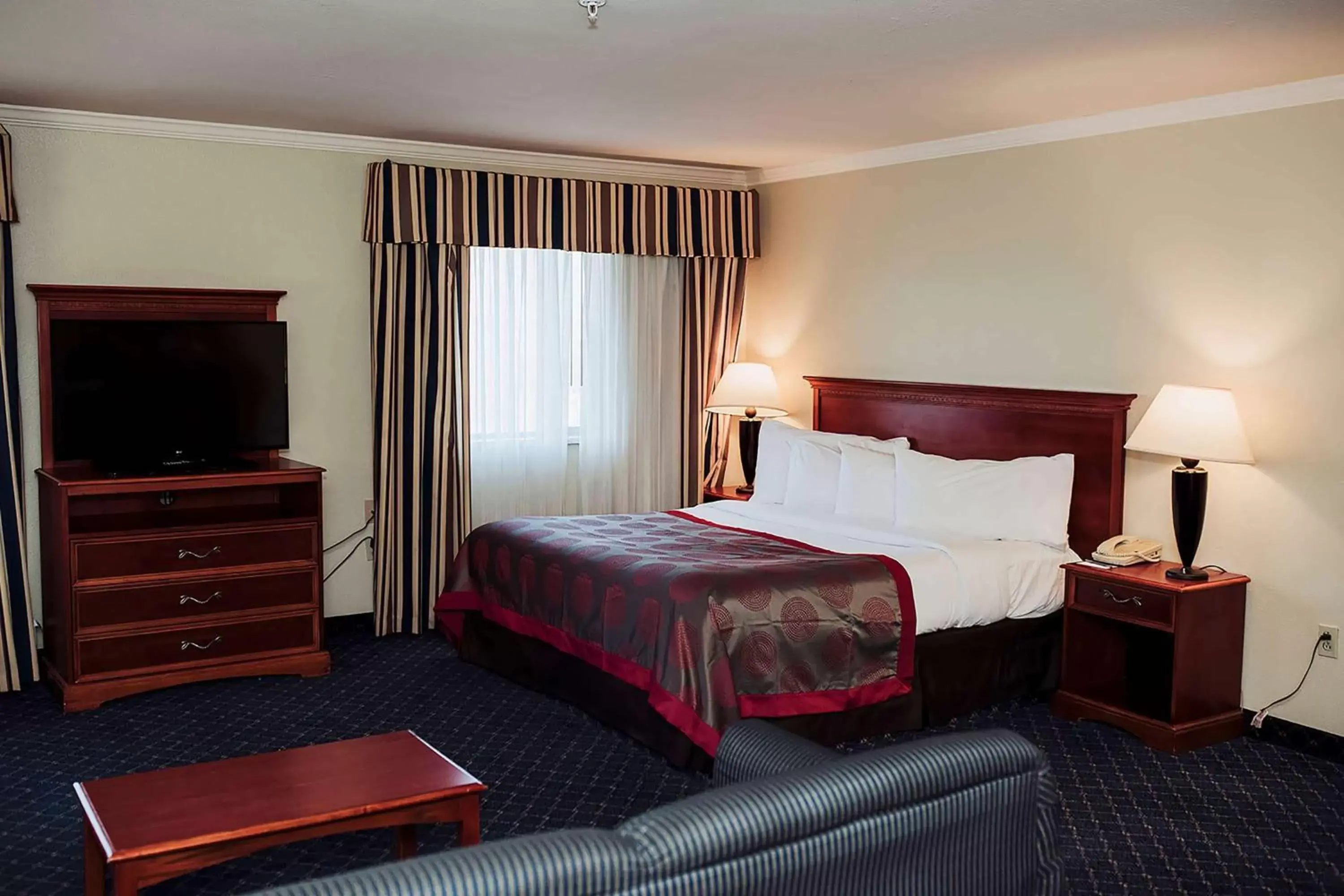 Photo of the whole room, Bed in Ramada by Wyndham Yakima