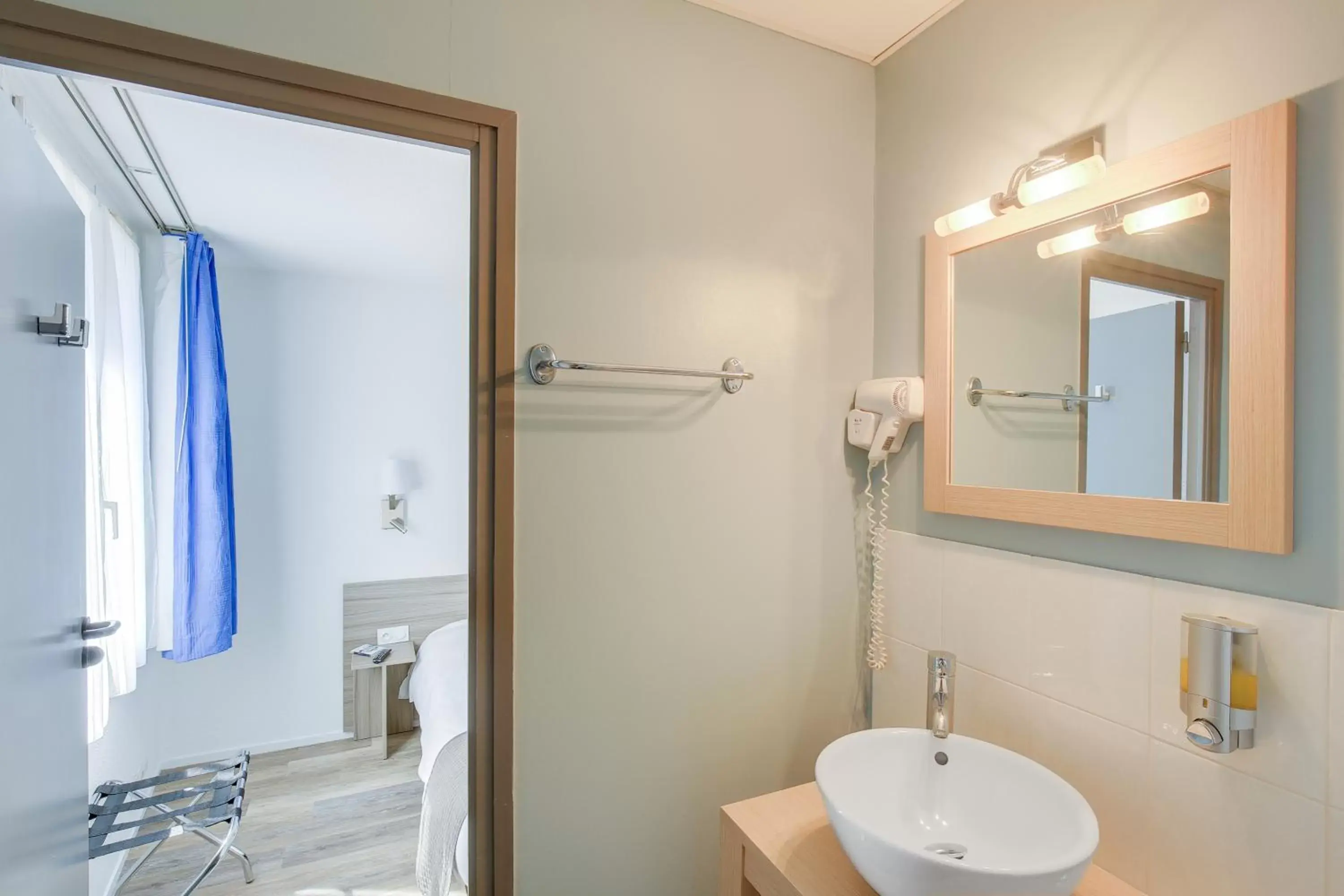 Property building, Bathroom in Contact Hôtel du Champ de Mars de Saint-Brieuc