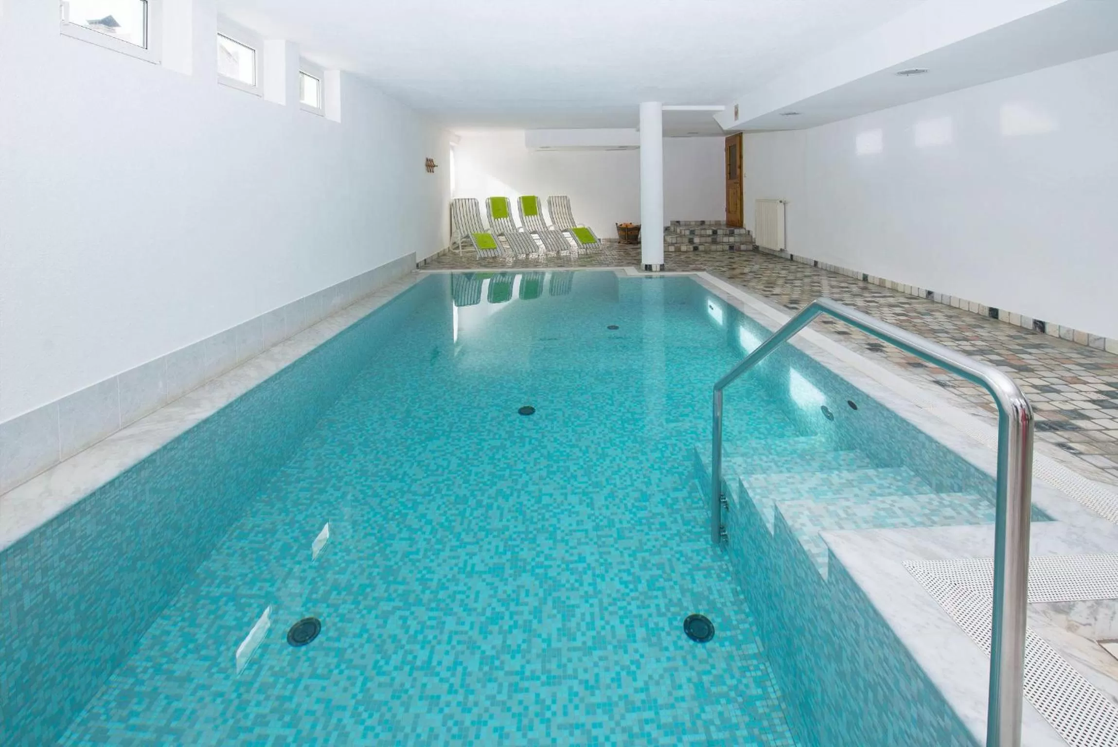 Swimming pool in Santeshotel