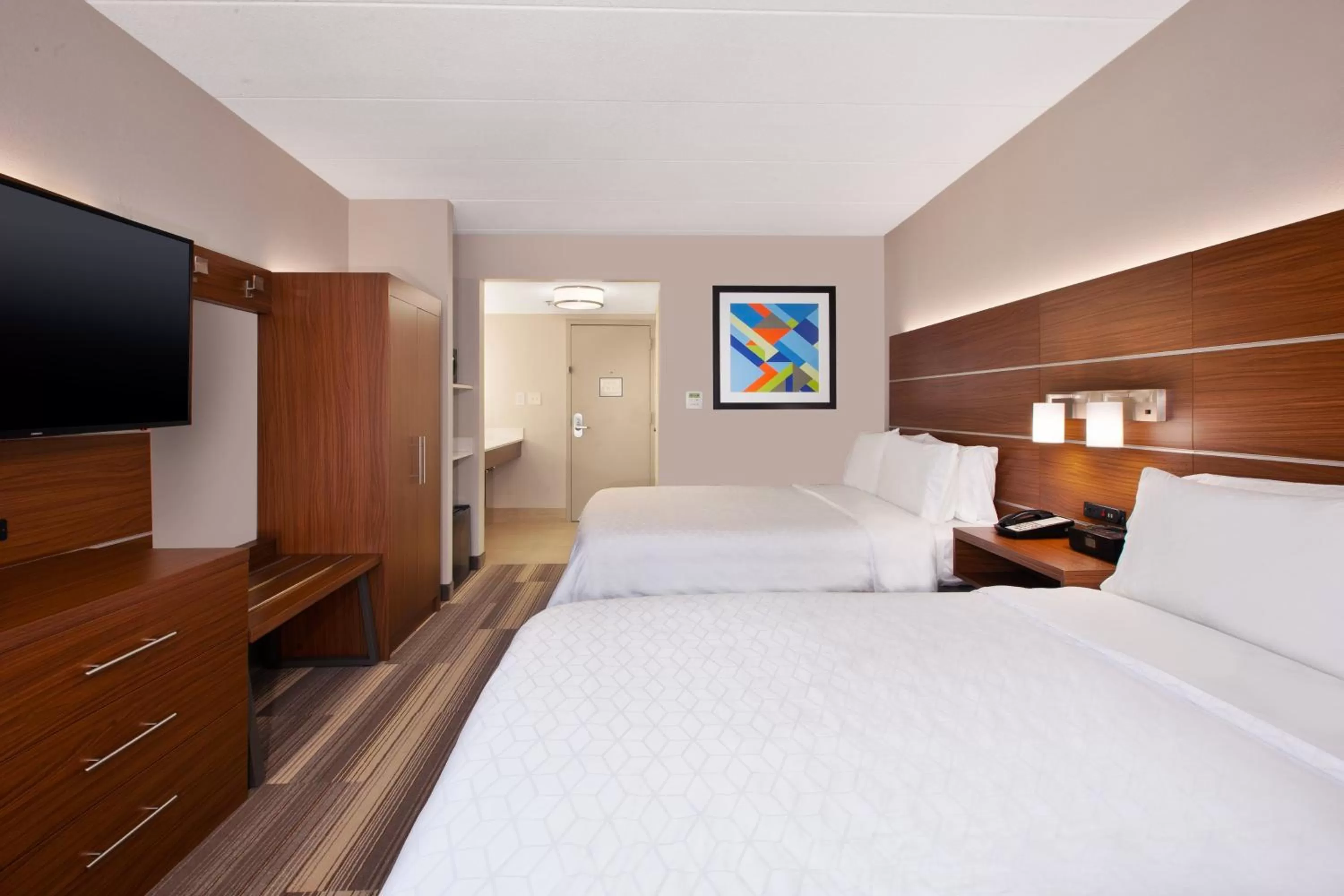 Photo of the whole room, Bed in Holiday Inn Express Fairfax-Arlington Boulevard by IHG