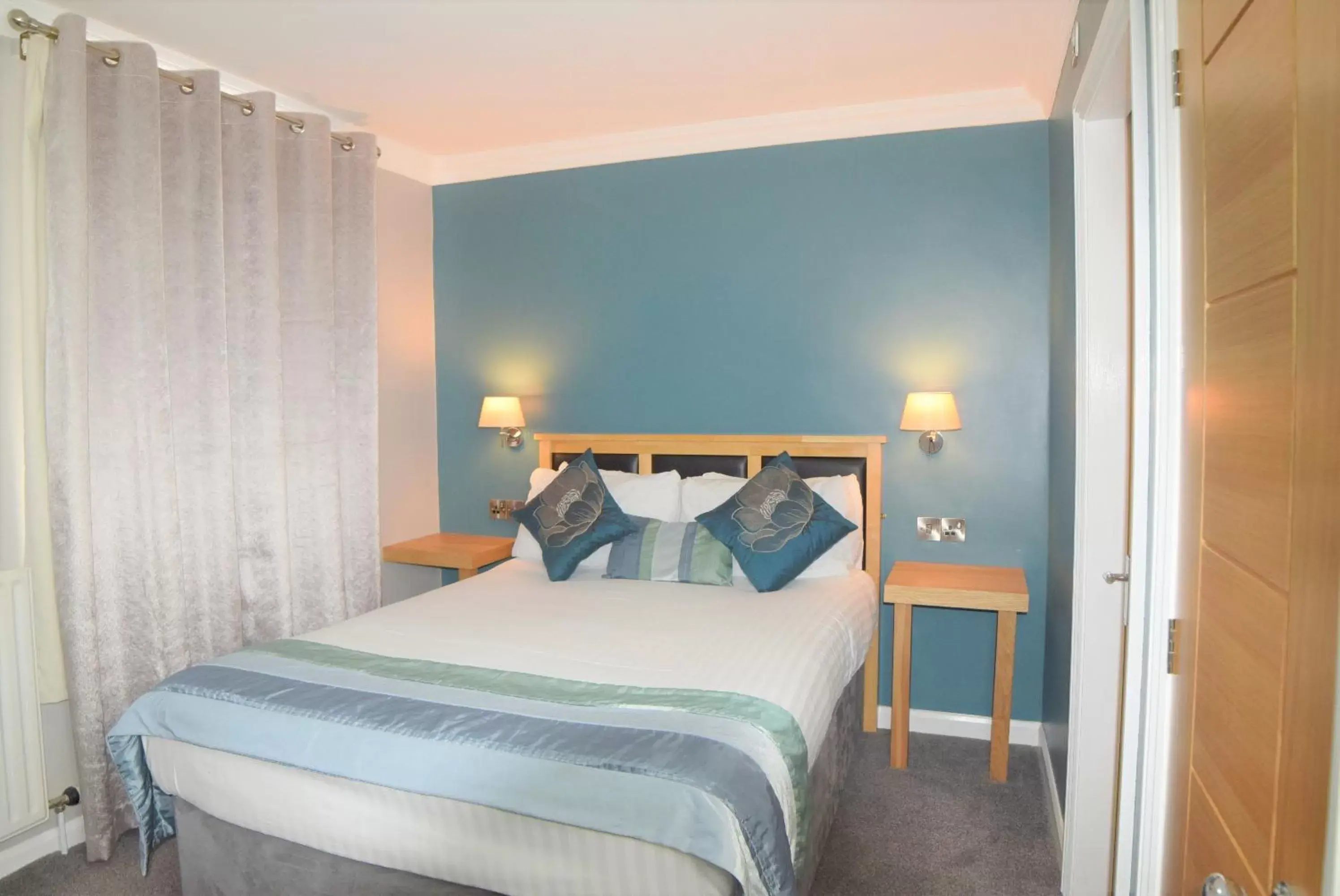 Bedroom, Bed in Dovedale Hotel and Restaurant