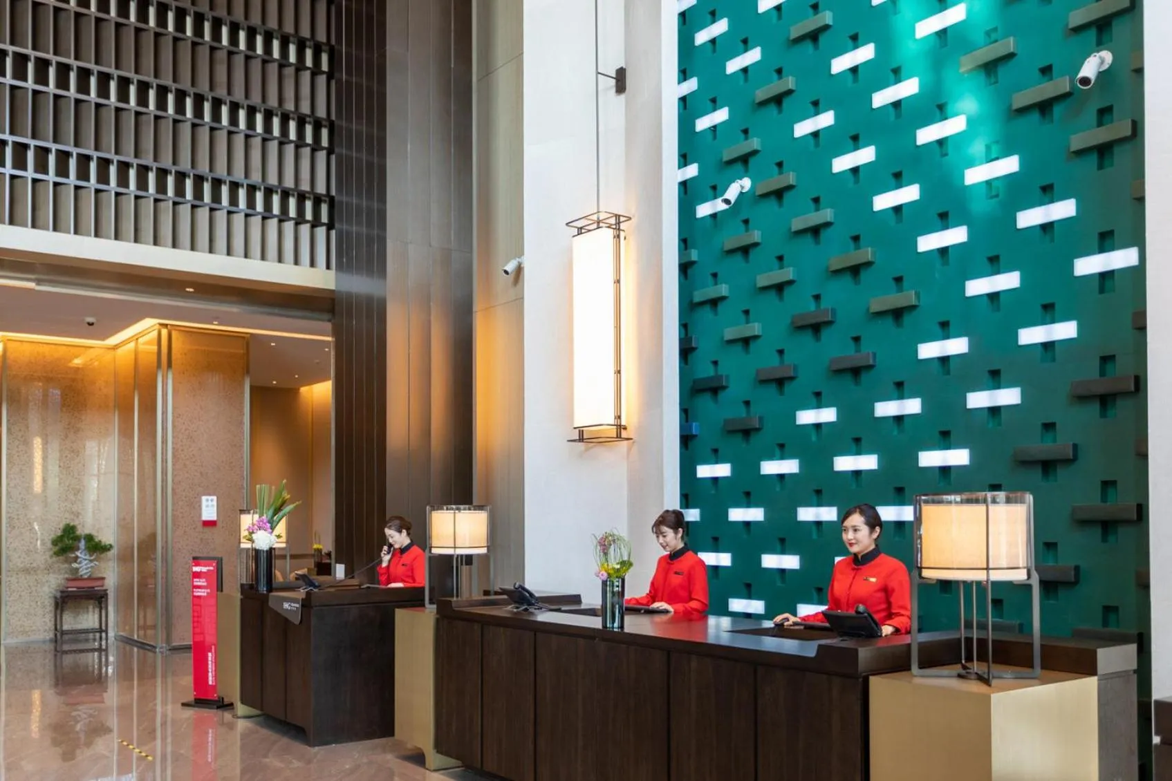 Property building in HUALUXE Xi'an Chanba by IHG-西安浐灞华邑酒店-Near Xi'an International Convention Exhibition Center and Shopping mall and The Romantic show of Xi'an-Free Luggage Storage-English Service