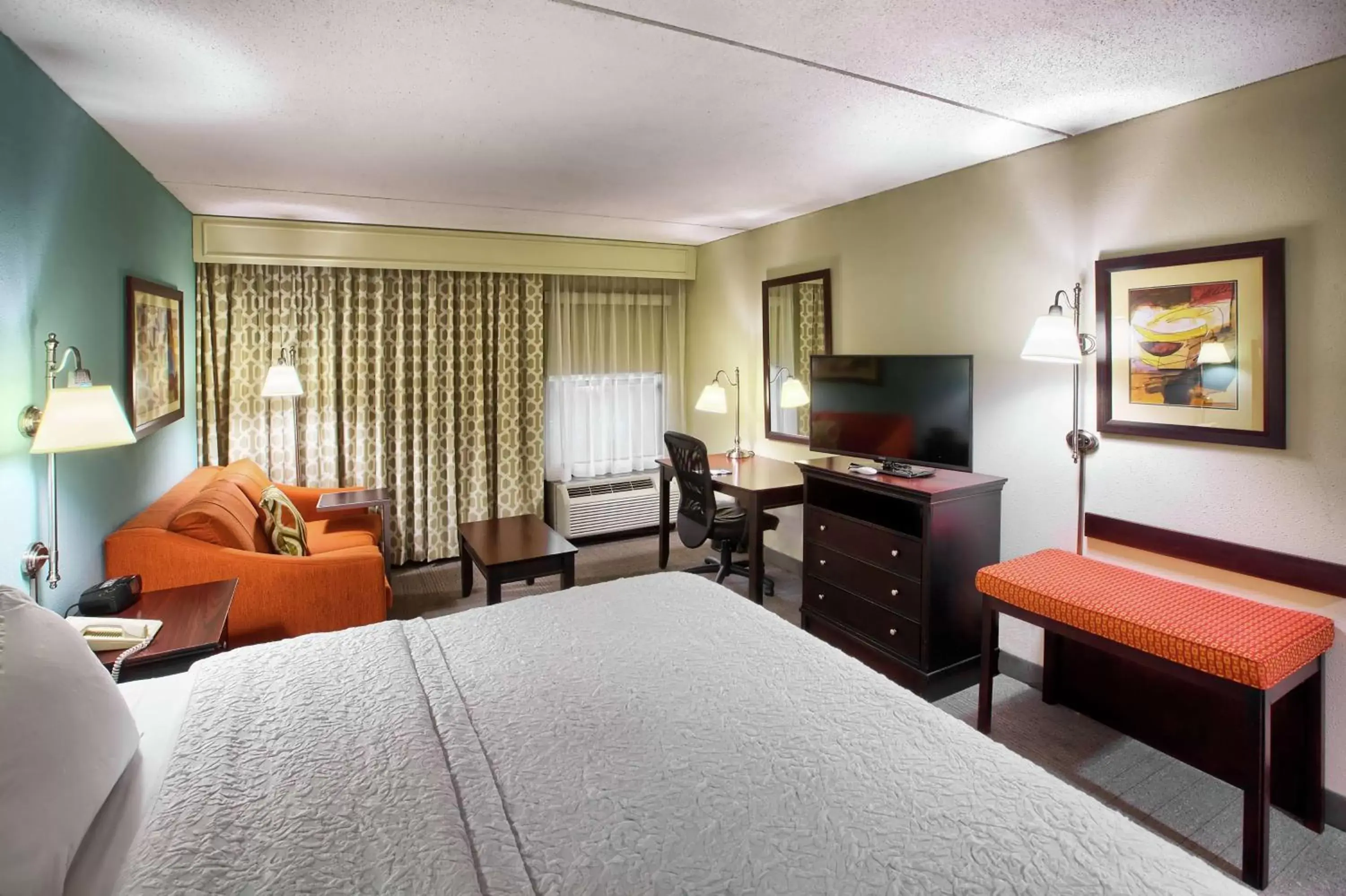 Bedroom, TV/Entertainment Center in Hampton Inn Raleigh/Garner