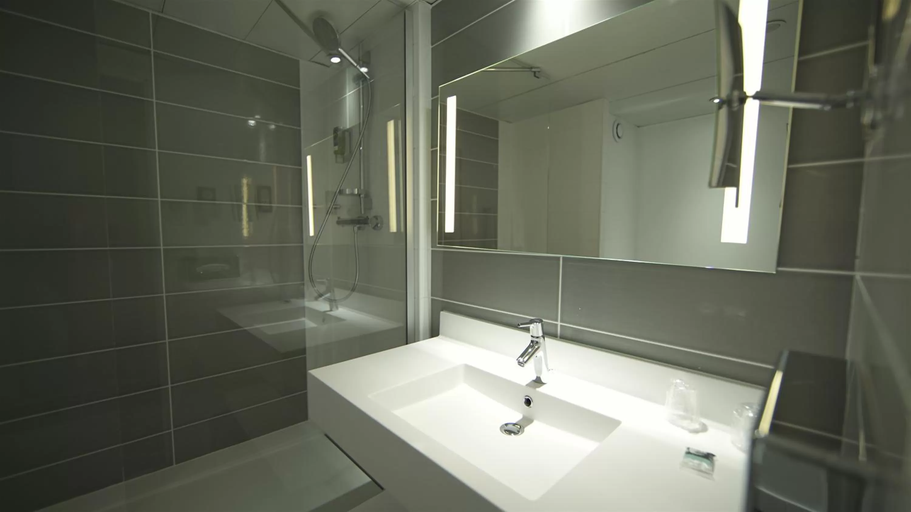 Bathroom in Mercure Paris Roissy CDG