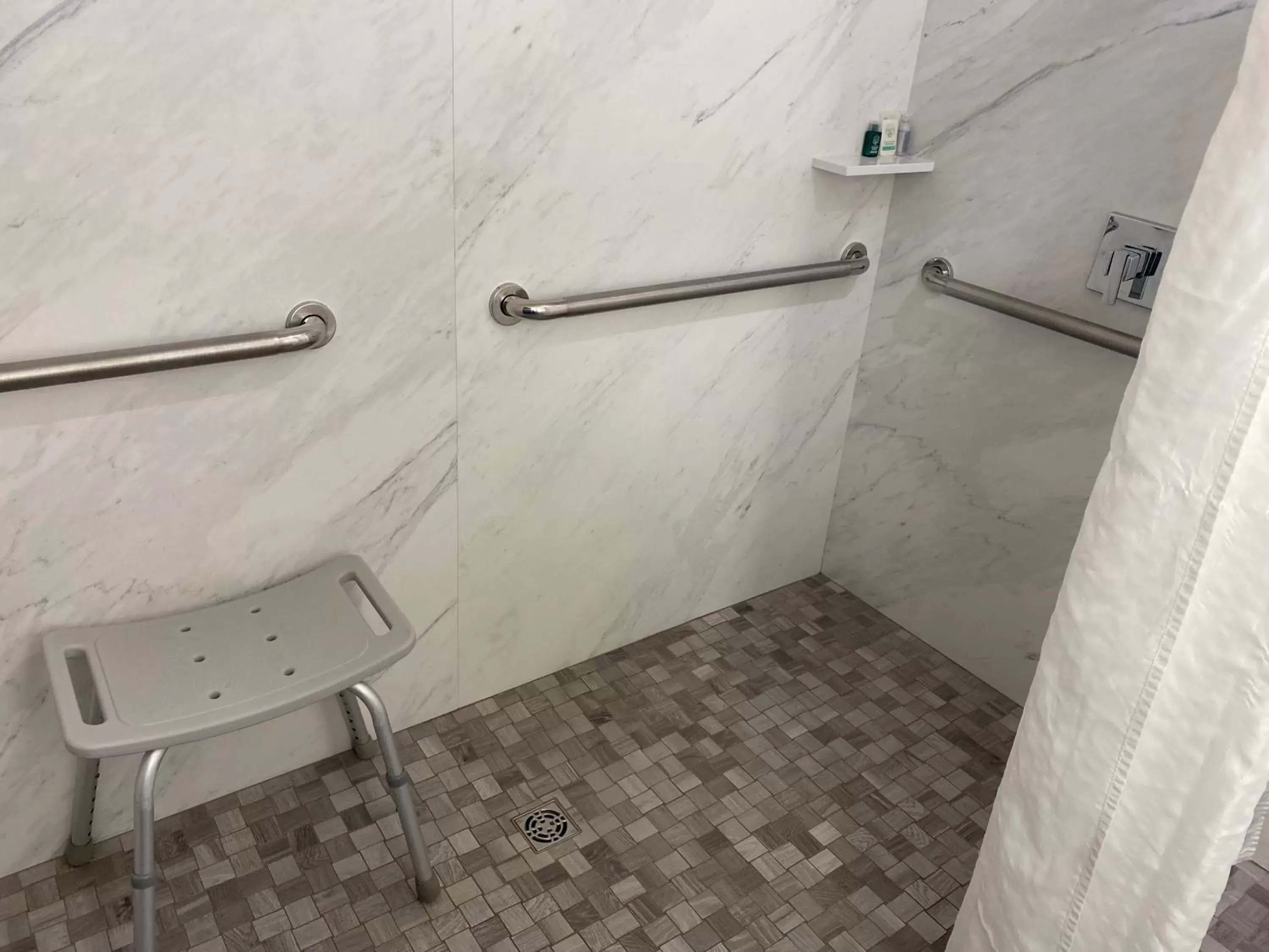 Shower in Bandon Inn Shower in Bandon Inn