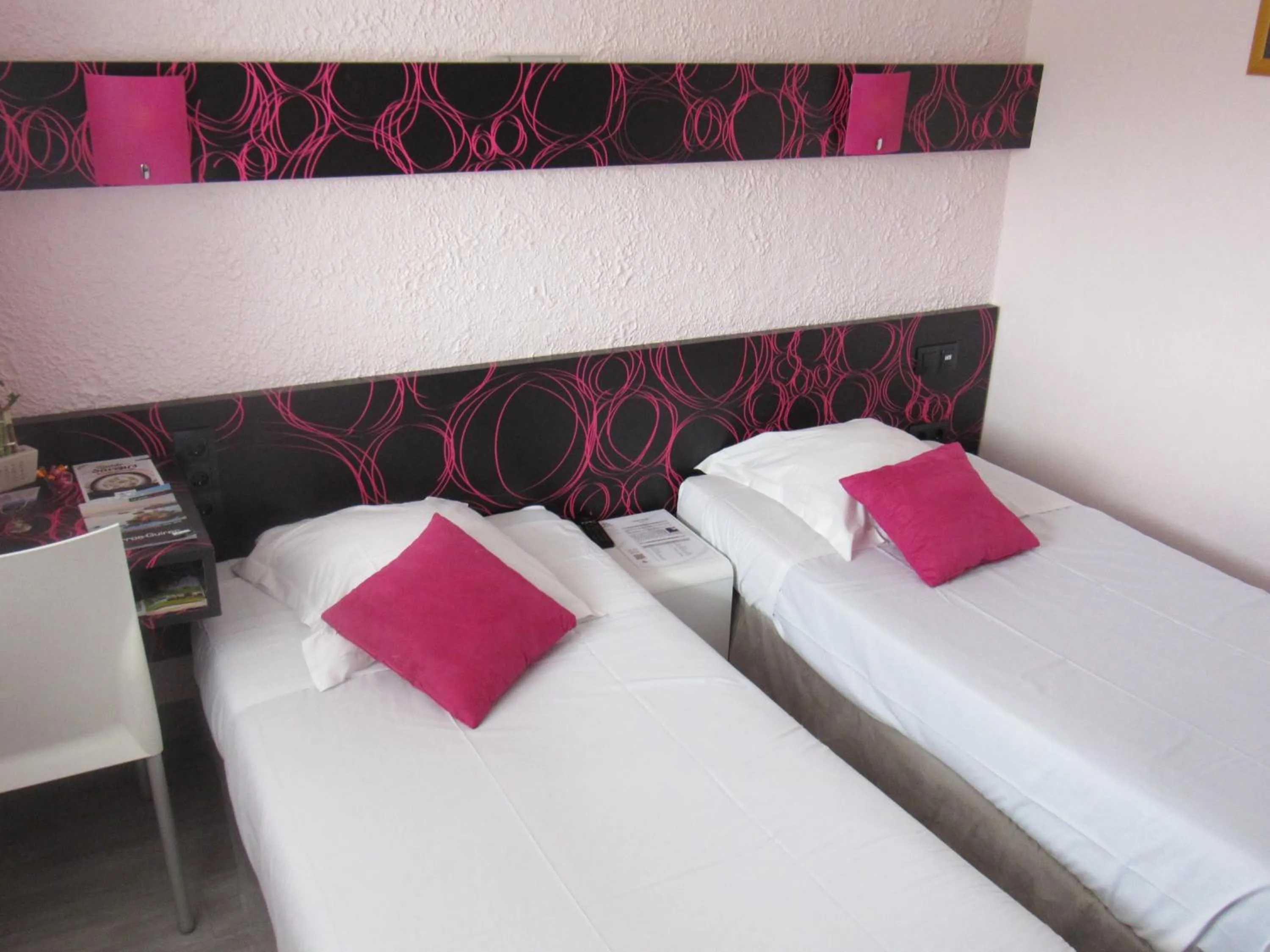 Photo of the whole room, Bed in Citotel Les Sternes